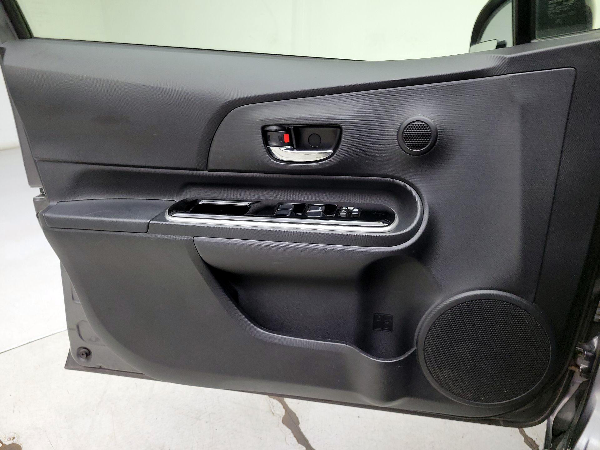Thumbnail: 2016 Toyota Prius c - 12