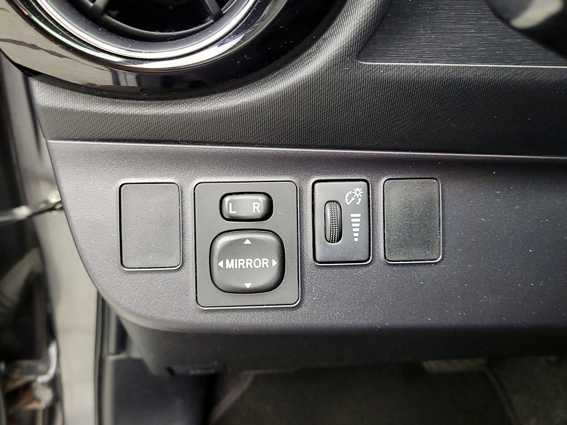 Thumbnail: 2016 Toyota Prius c - 13