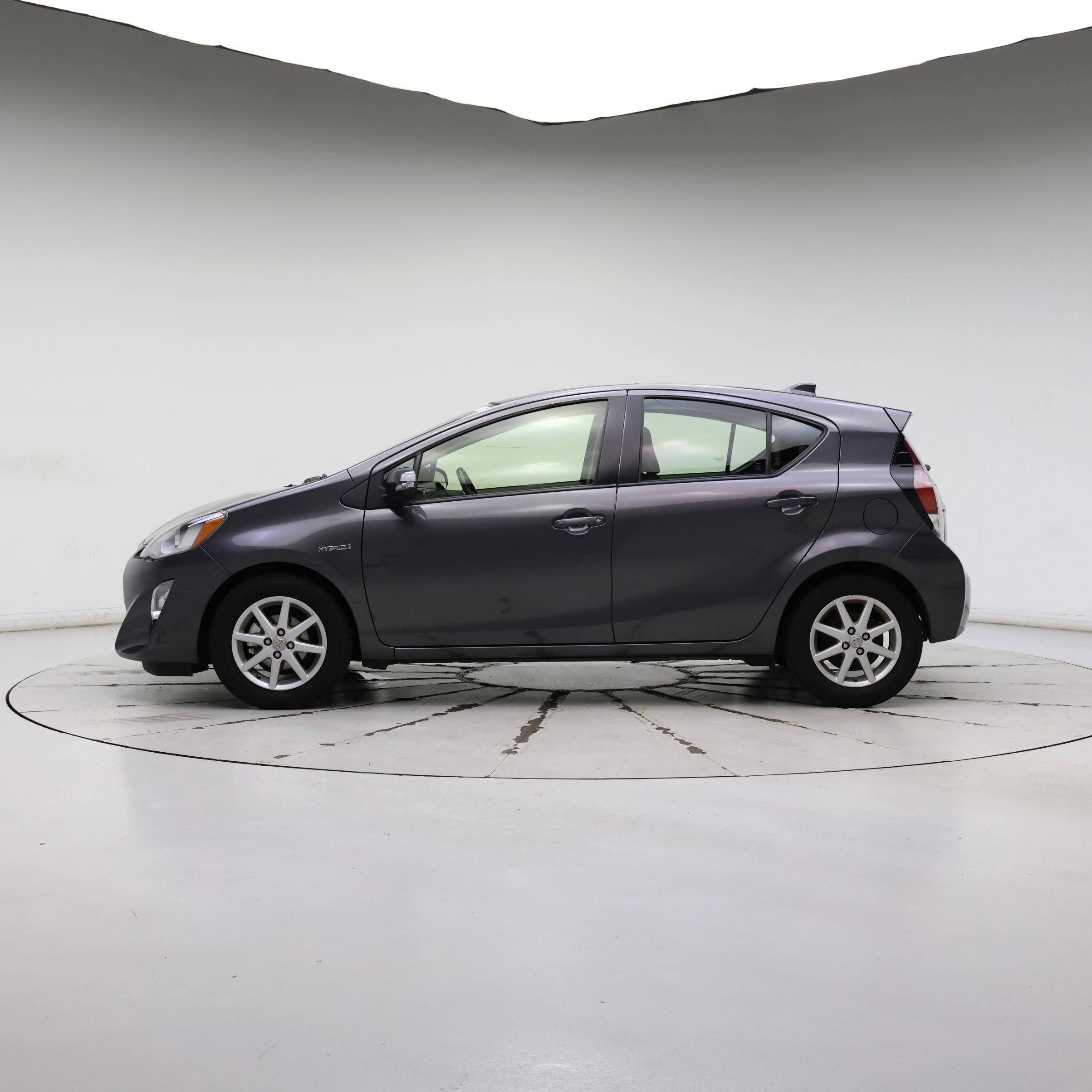 Thumbnail: 2016 Toyota Prius c - 3