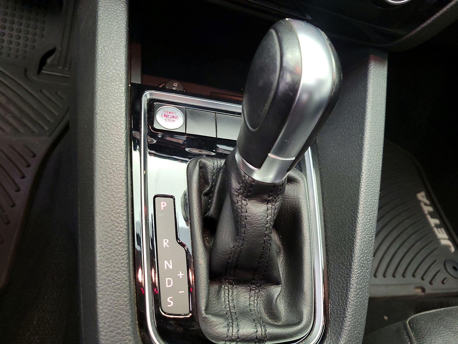 Thumbnail: 2017 Volkswagen Jetta - 16