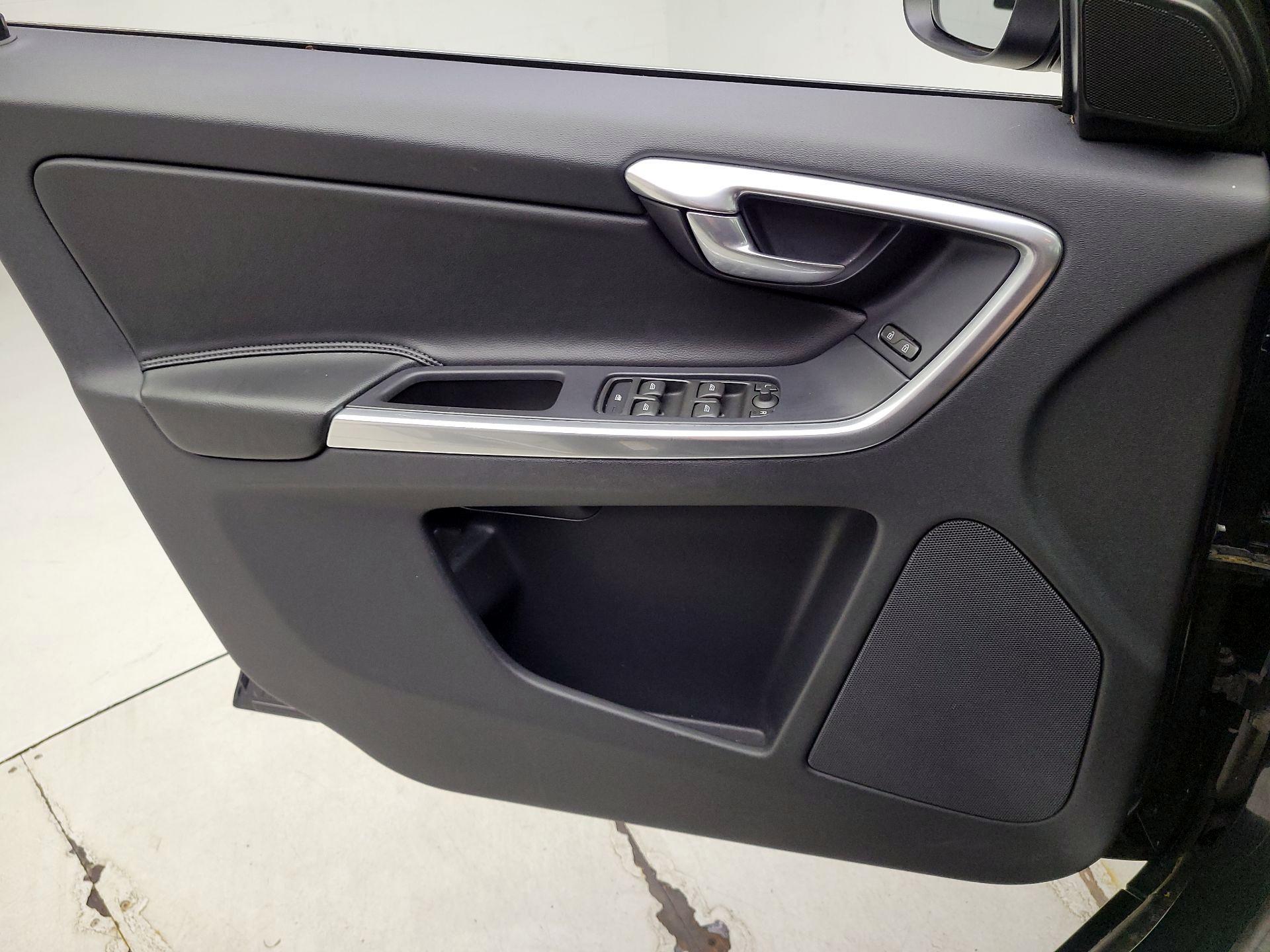 Thumbnail: 2016 Volvo XC60 - 12