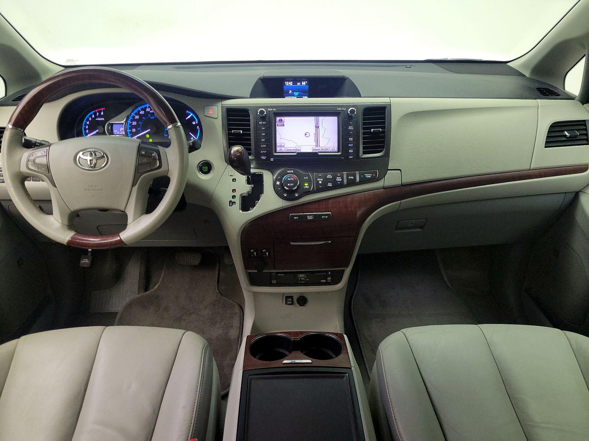 Thumbnail: 2013 Toyota Sienna - 9