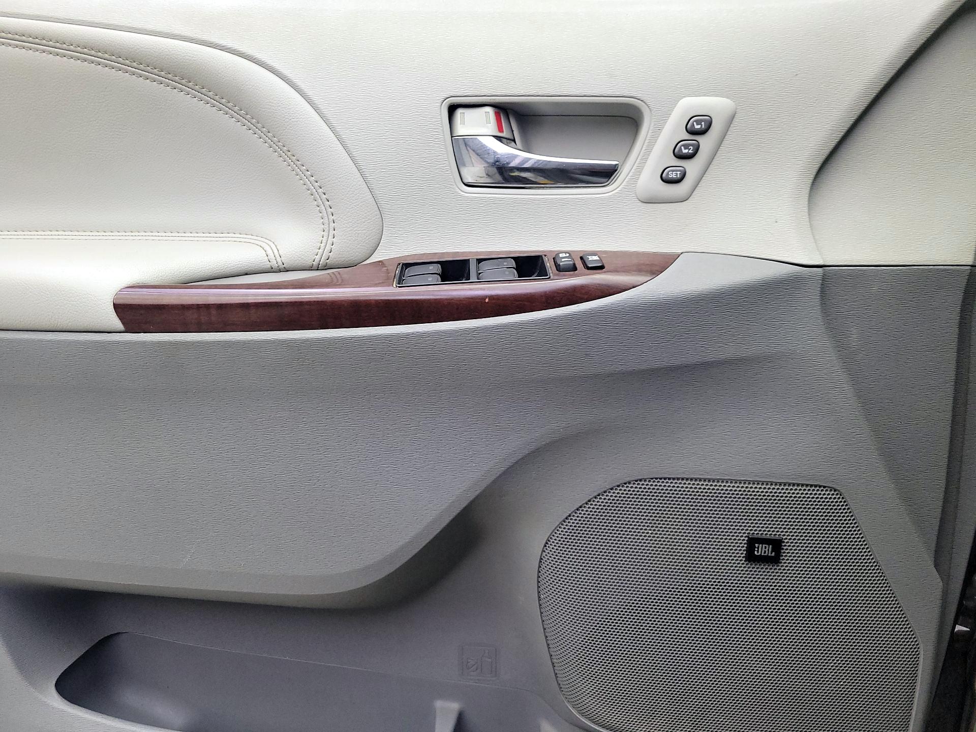 Thumbnail: 2013 Toyota Sienna - 12