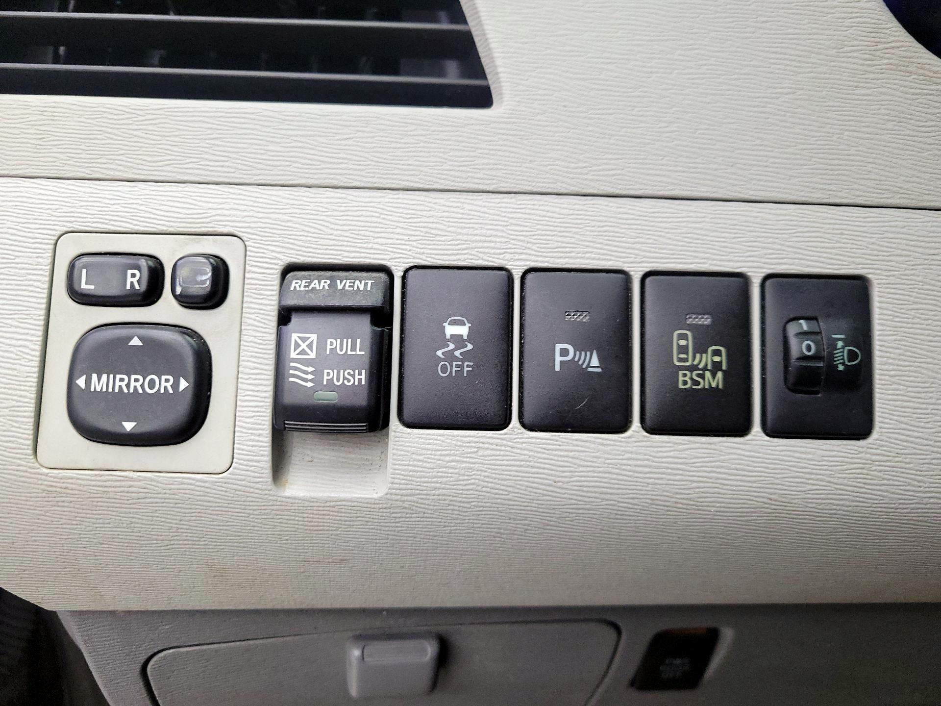 Thumbnail: 2013 Toyota Sienna - 13