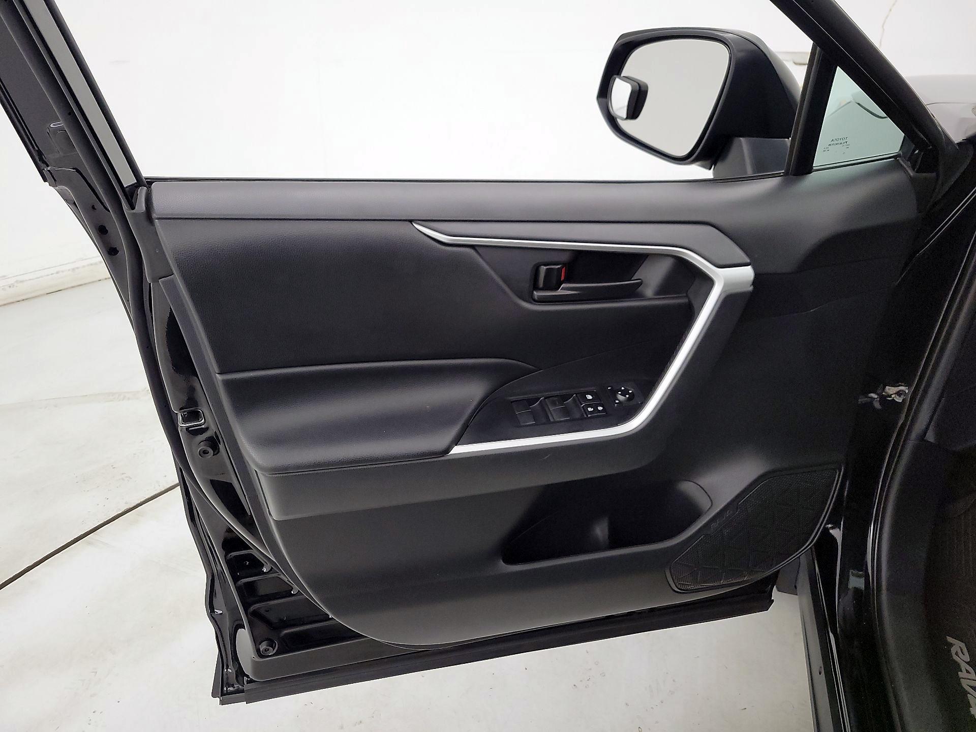 Thumbnail: 2020 Toyota RAV4 - 12