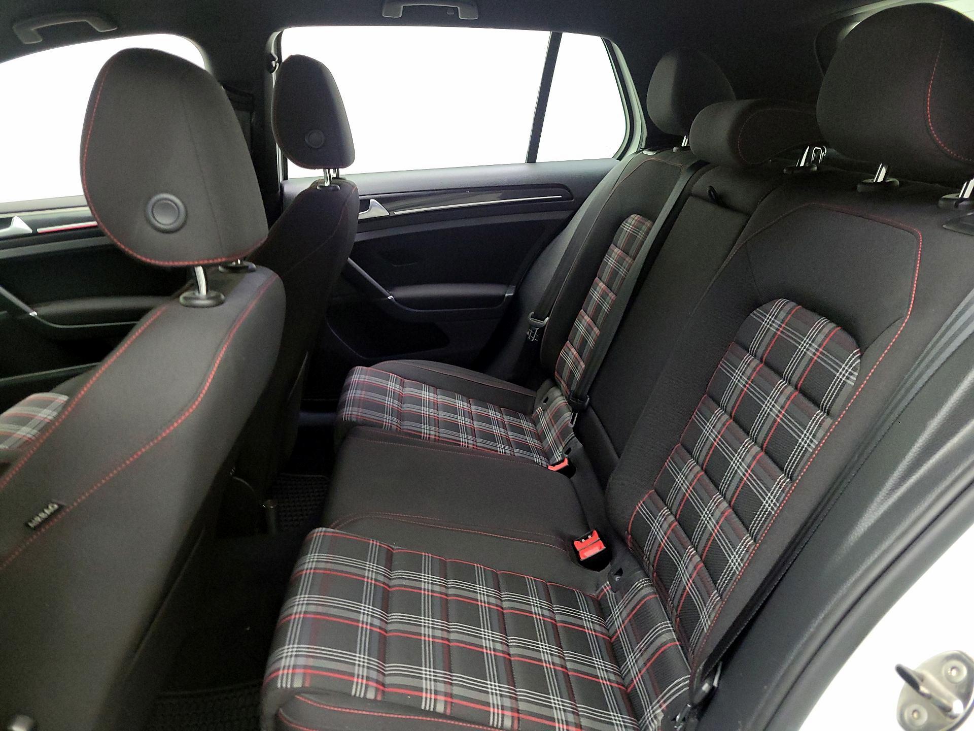 Thumbnail: 2016 Volkswagen Golf - 18