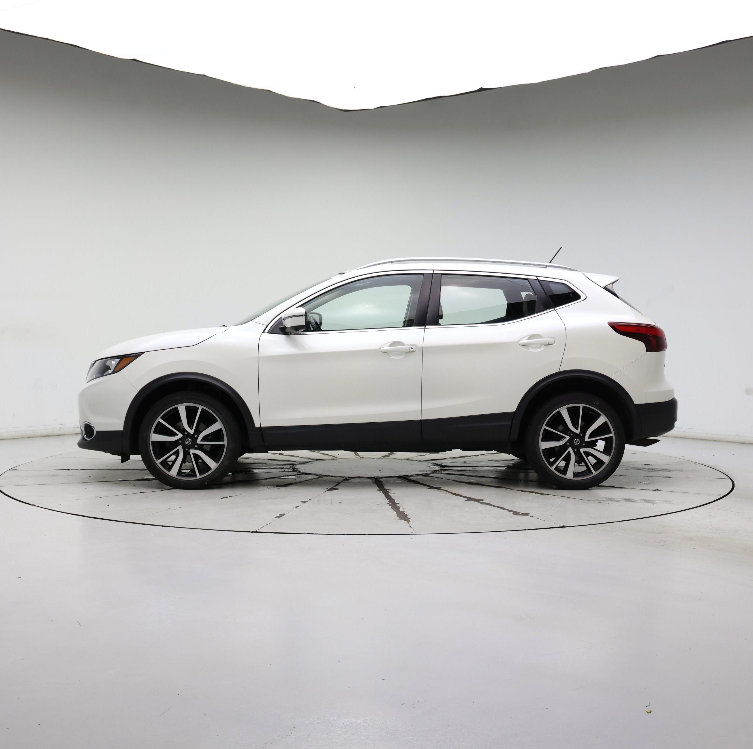 Thumbnail: 2017 Nissan Rogue Sport - 3