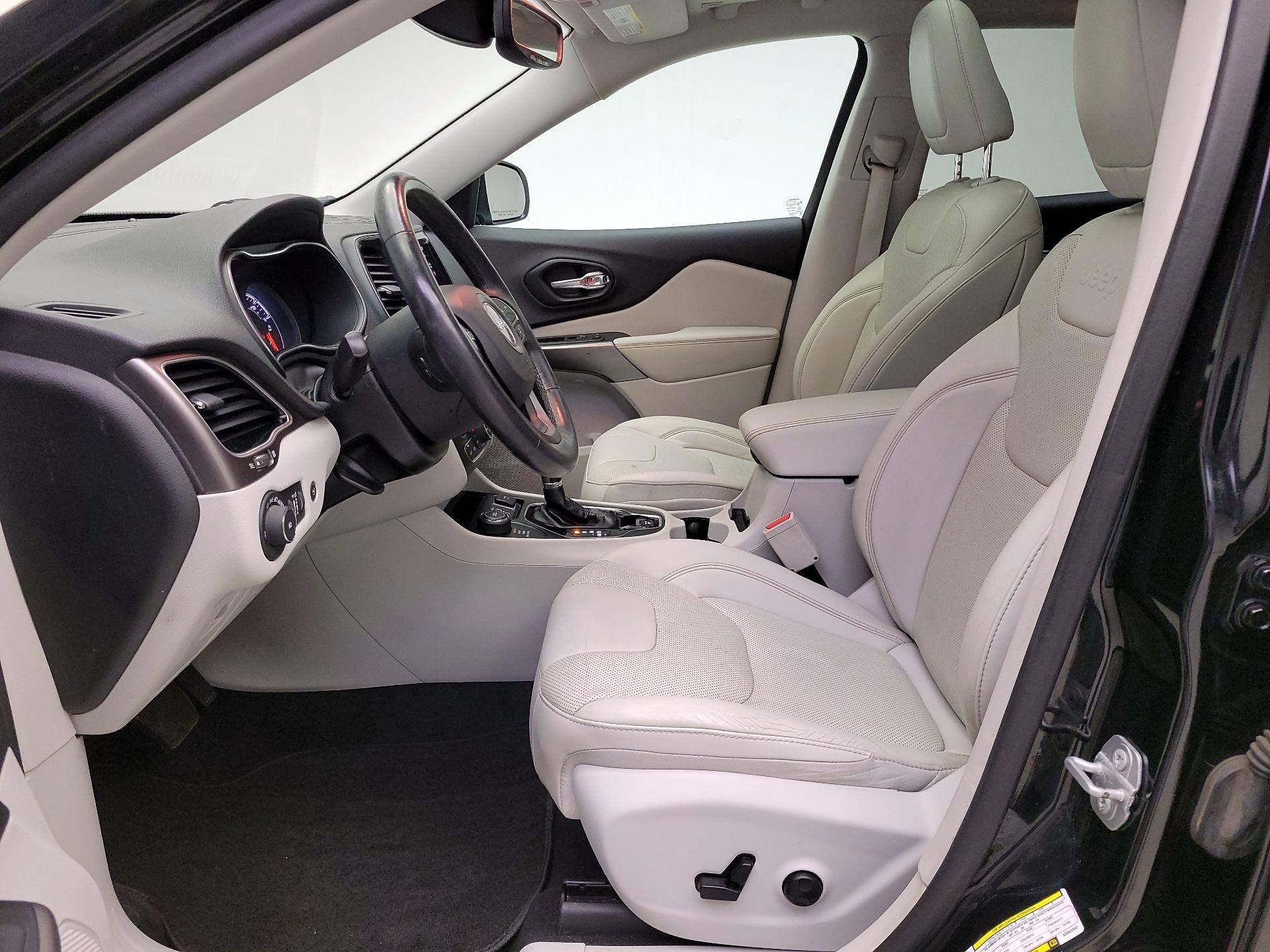 Thumbnail: 2019 Jeep Cherokee - 11