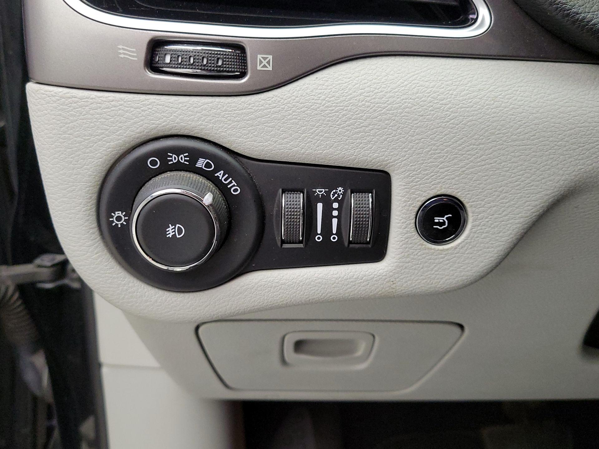 Thumbnail: 2019 Jeep Cherokee - 13
