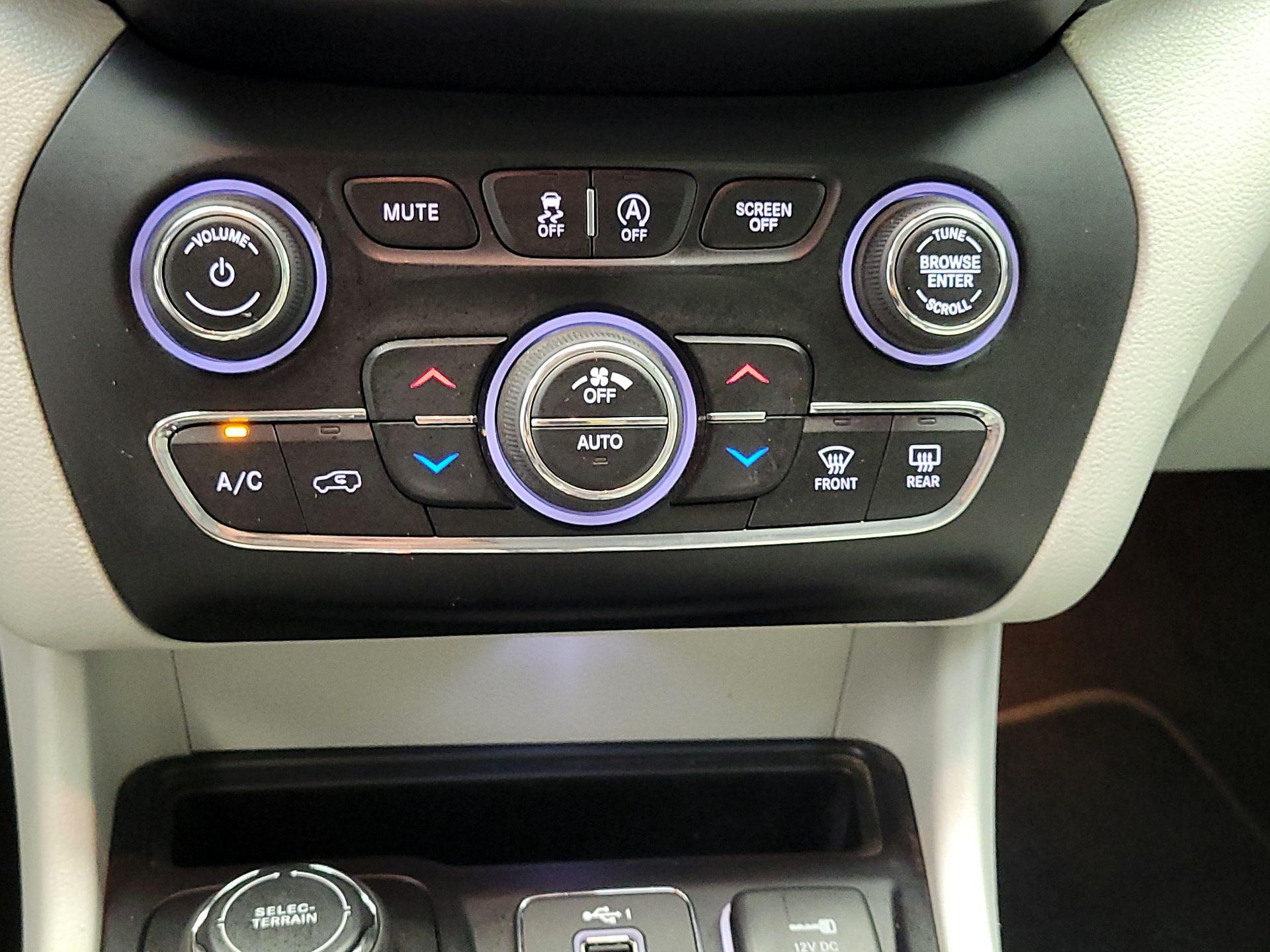 Thumbnail: 2019 Jeep Cherokee - 17