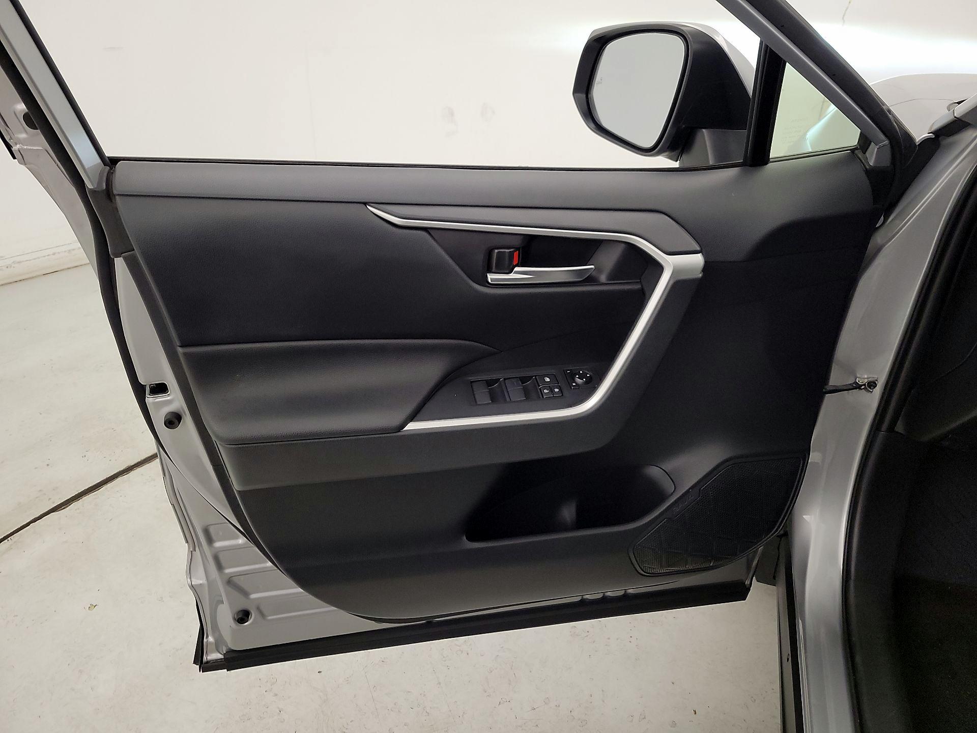 Thumbnail: 2019 Toyota RAV4 - 12