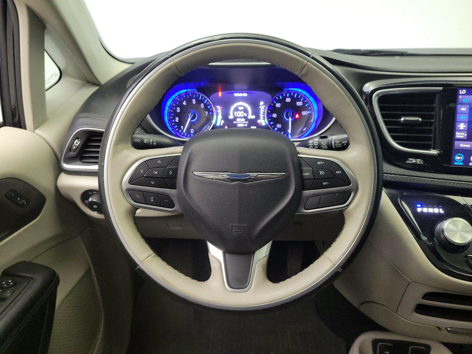 Thumbnail: 2019 Chrysler Pacifica - 10