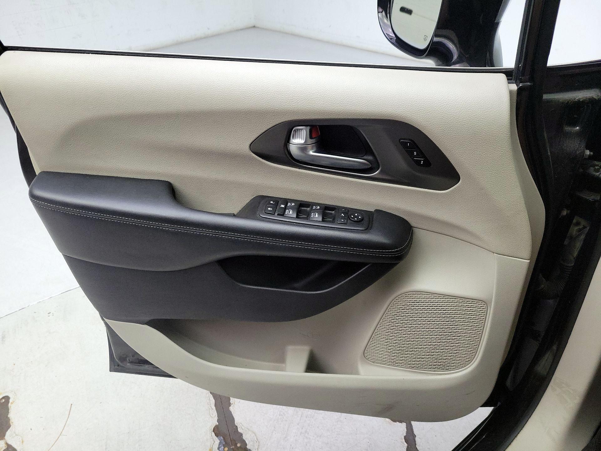 Thumbnail: 2019 Chrysler Pacifica - 12