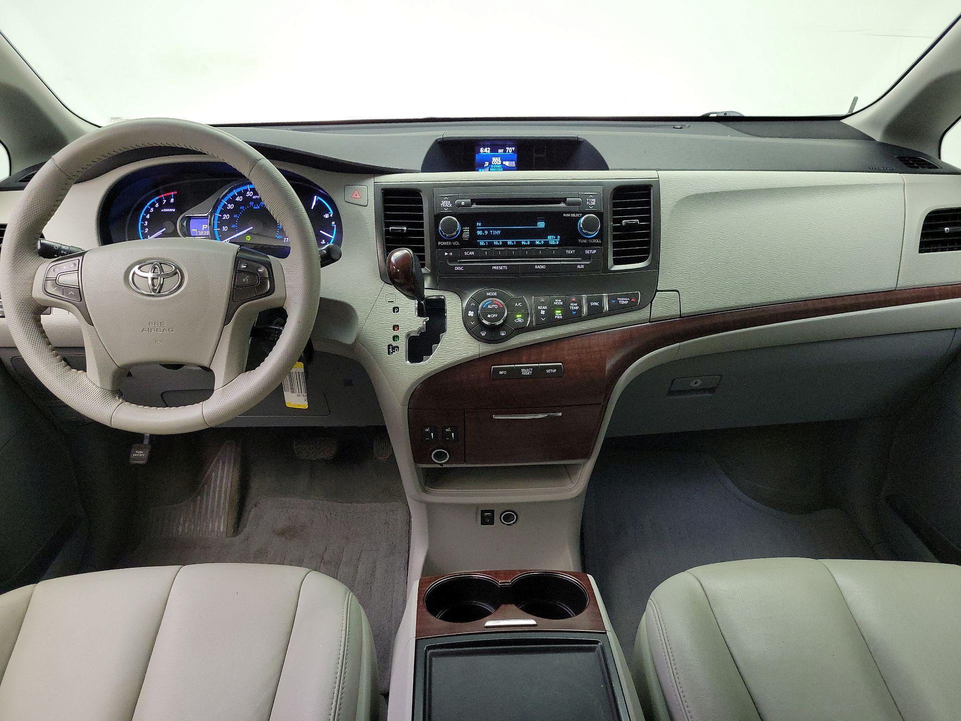 Thumbnail: 2014 Toyota Sienna - 9