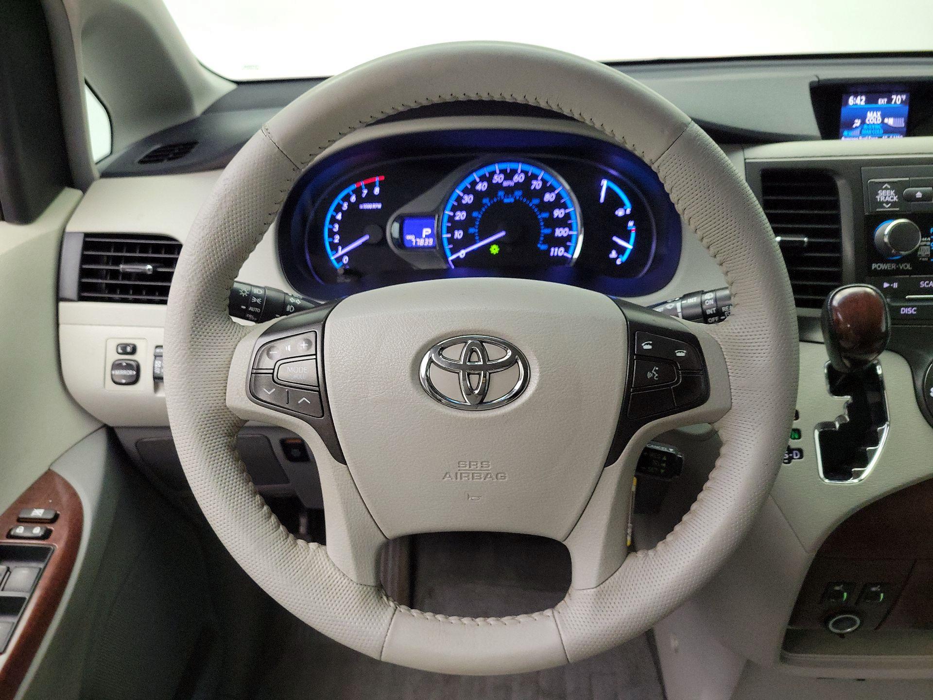 Thumbnail: 2014 Toyota Sienna - 10