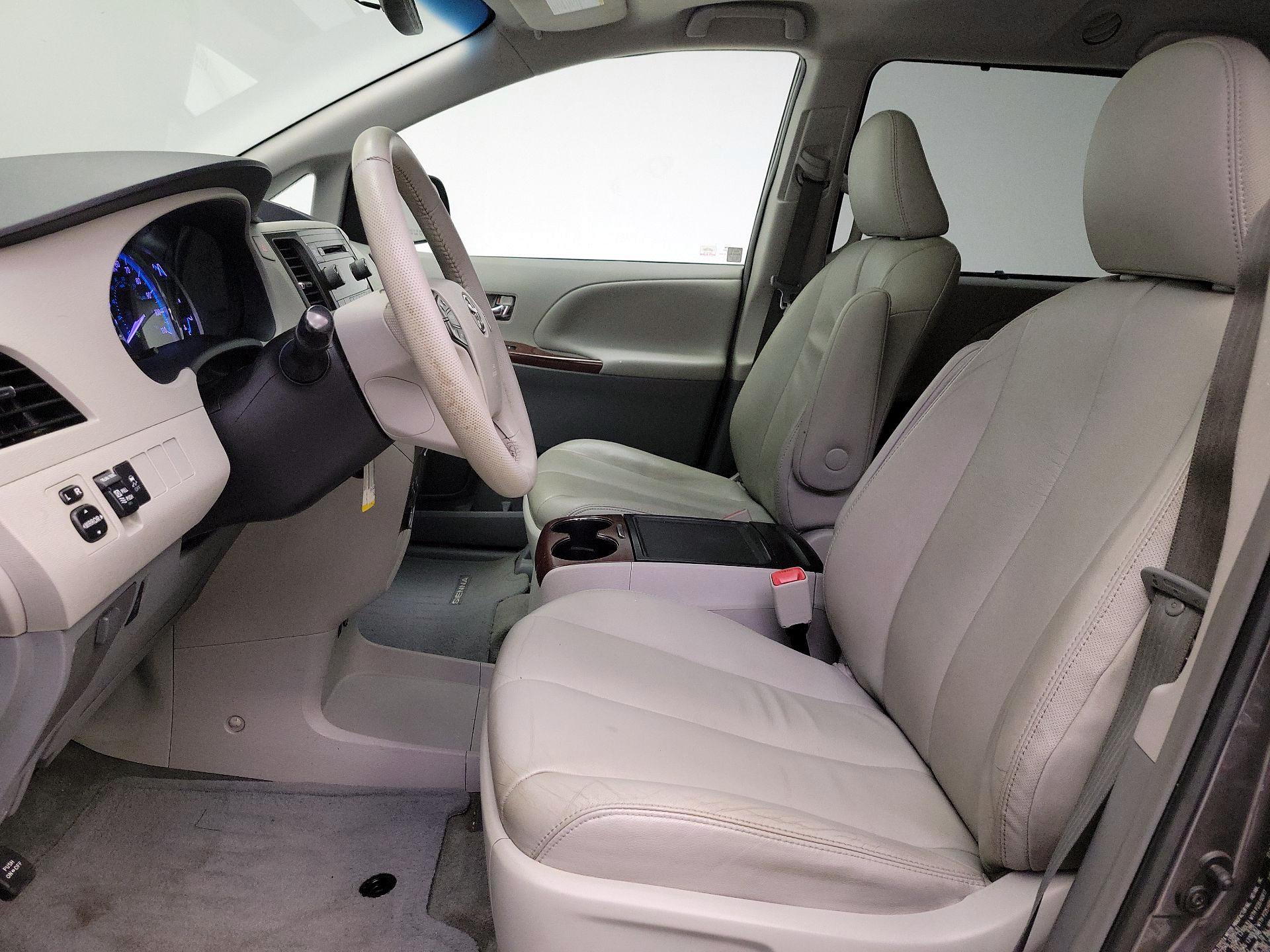 Thumbnail: 2014 Toyota Sienna - 11