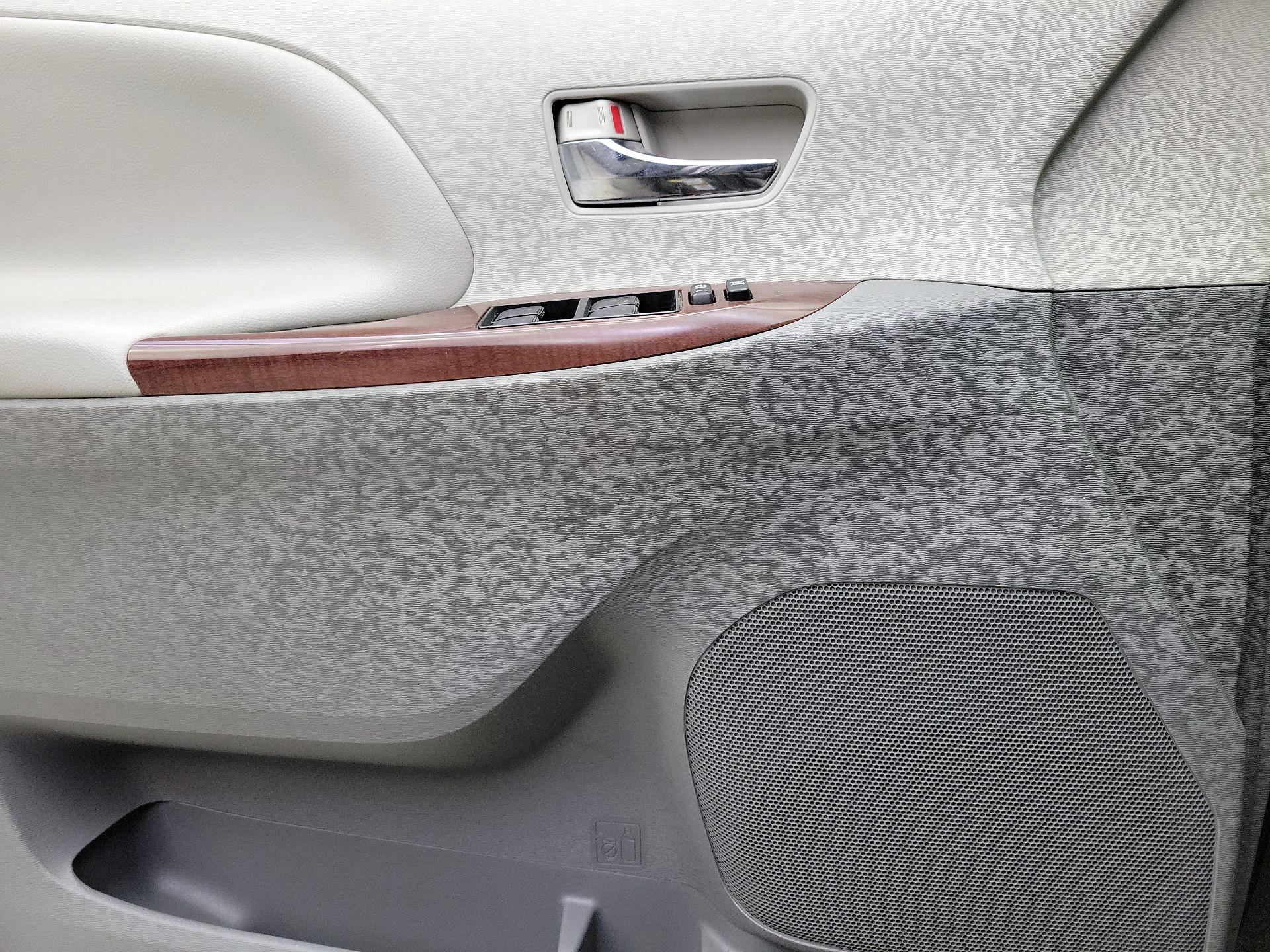 Thumbnail: 2014 Toyota Sienna - 12