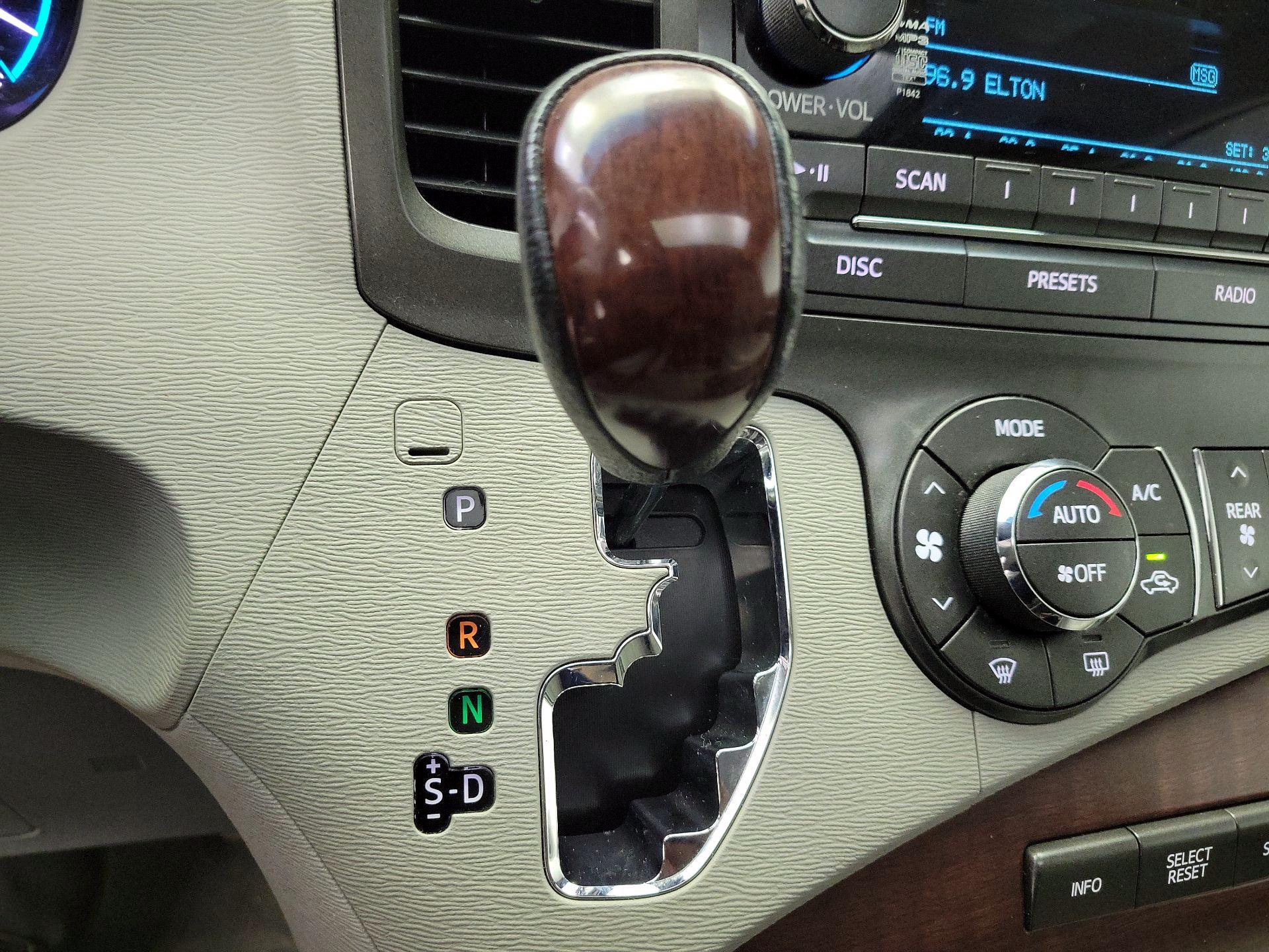 Thumbnail: 2014 Toyota Sienna - 16