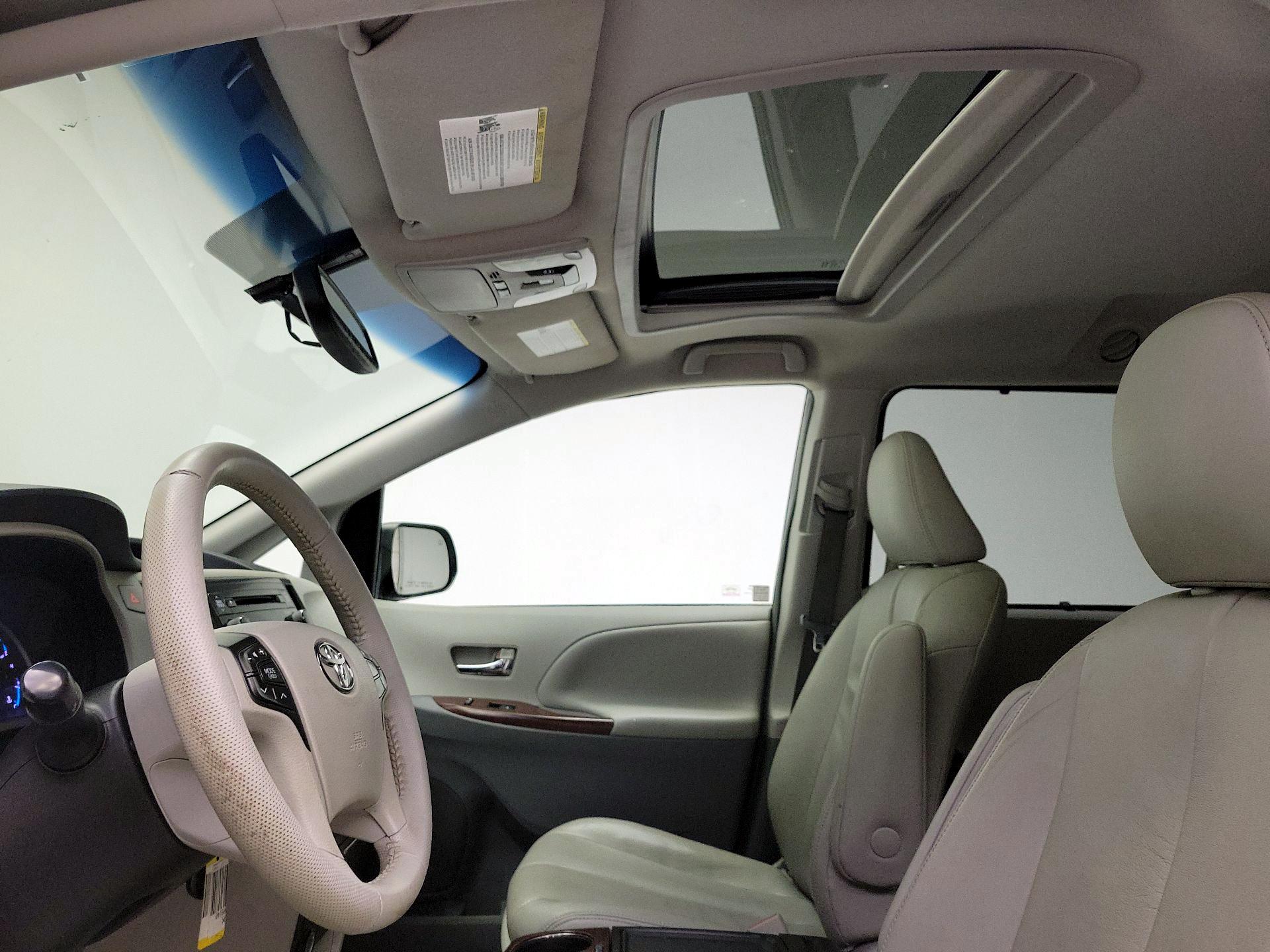 Thumbnail: 2014 Toyota Sienna - 17