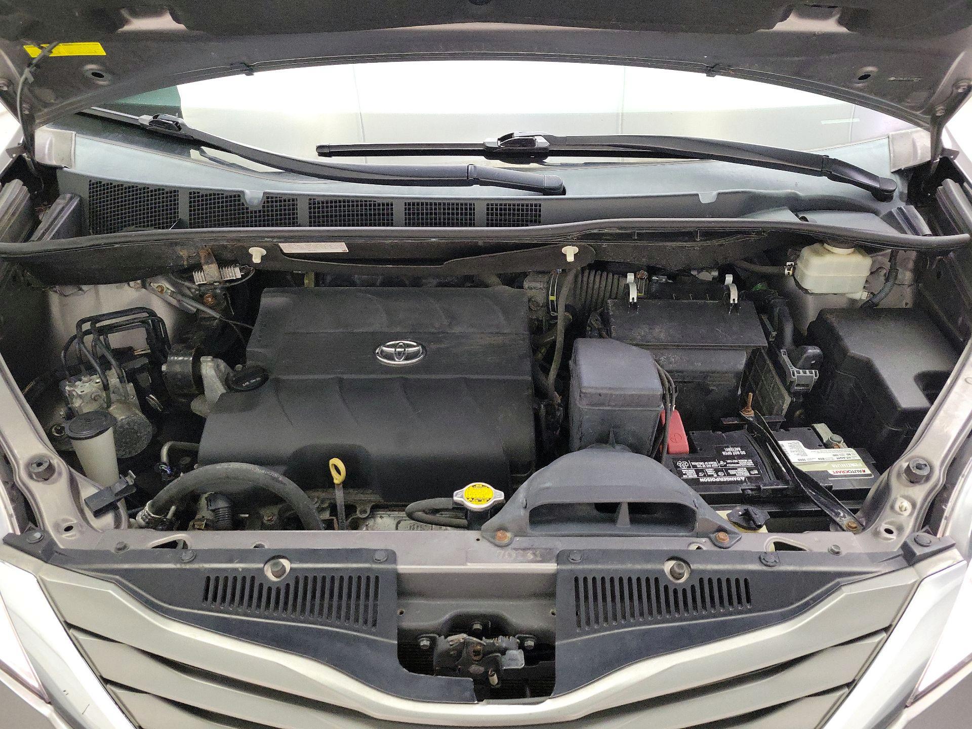 Thumbnail: 2014 Toyota Sienna - 20