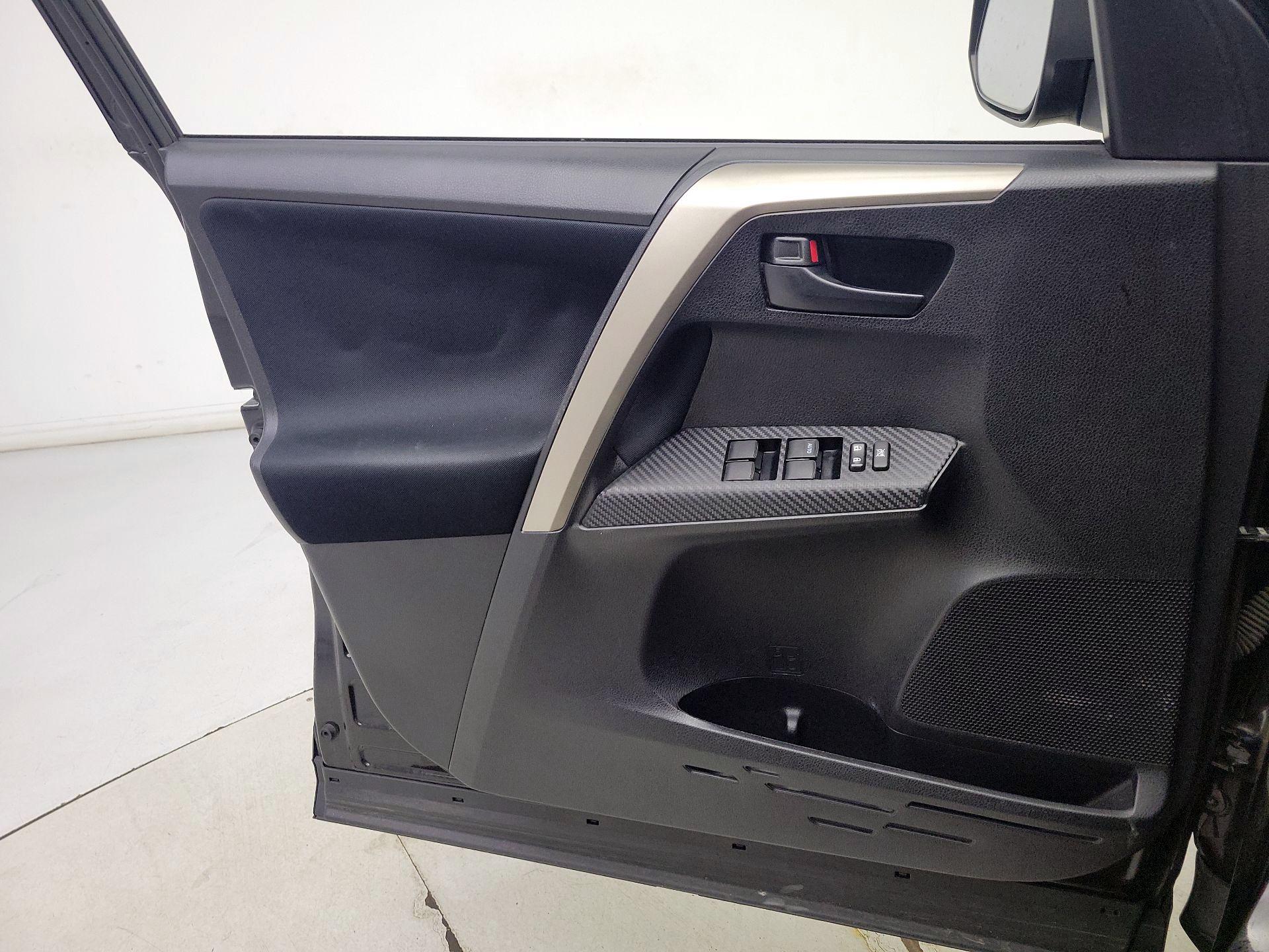Thumbnail: 2015 Toyota RAV4 - 12