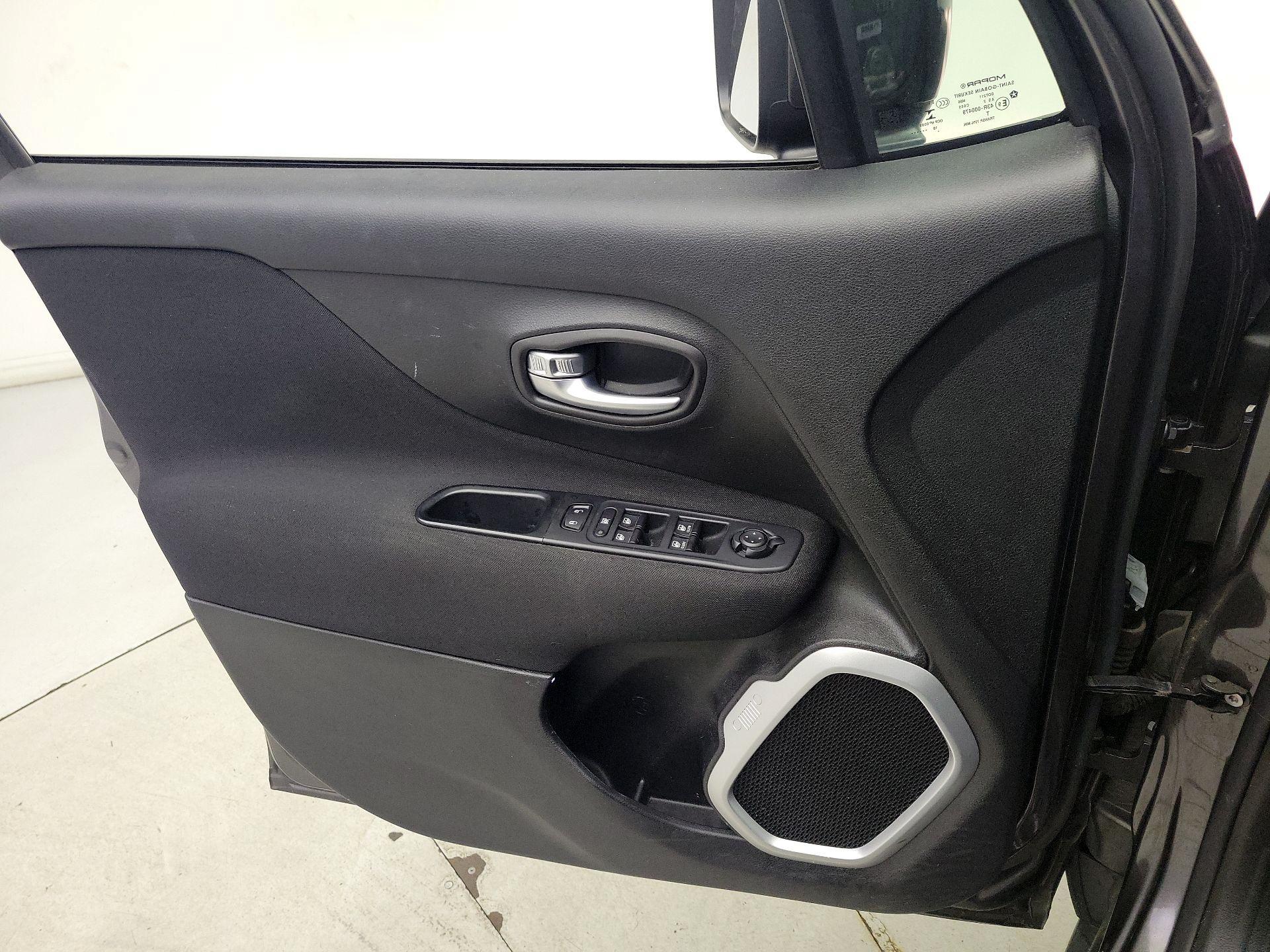 Thumbnail: 2018 Jeep Renegade - 12
