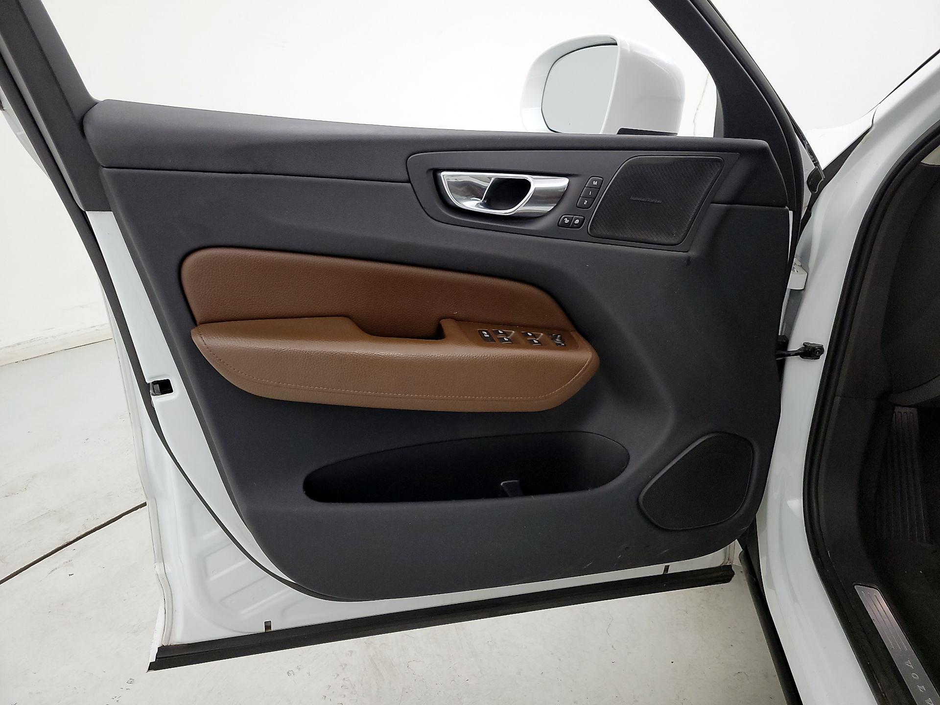 Thumbnail: 2019 Volvo XC60 - 12
