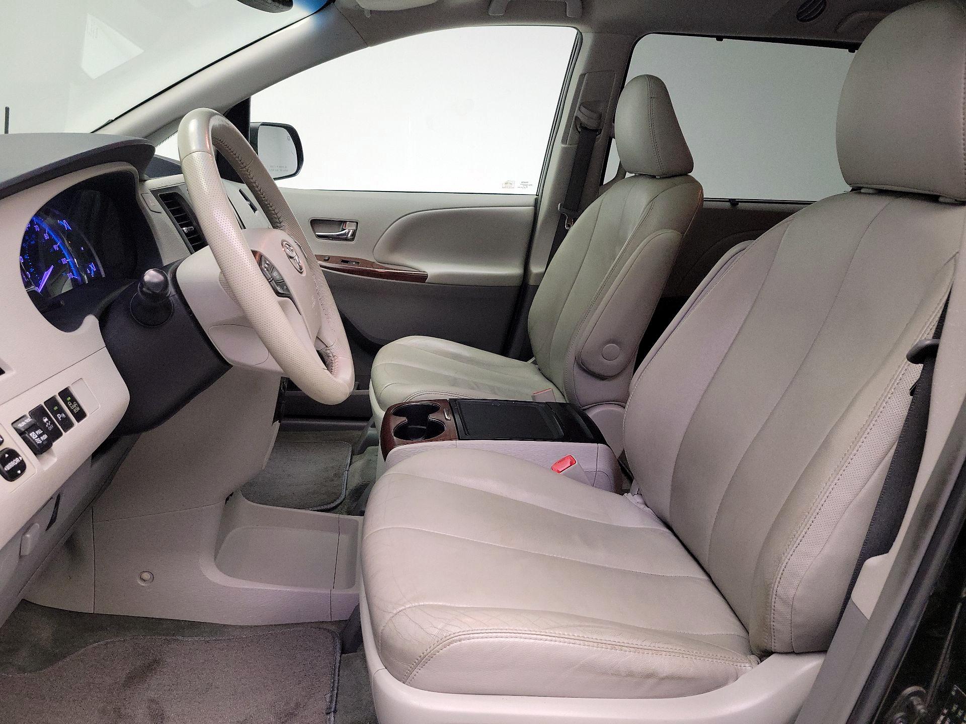 Thumbnail: 2014 Toyota Sienna - 11