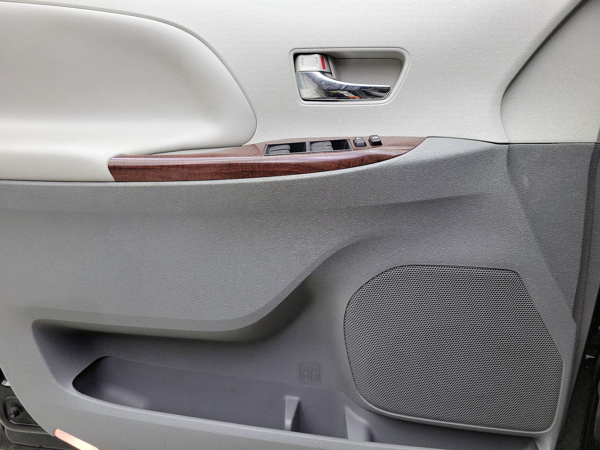 Thumbnail: 2014 Toyota Sienna - 12