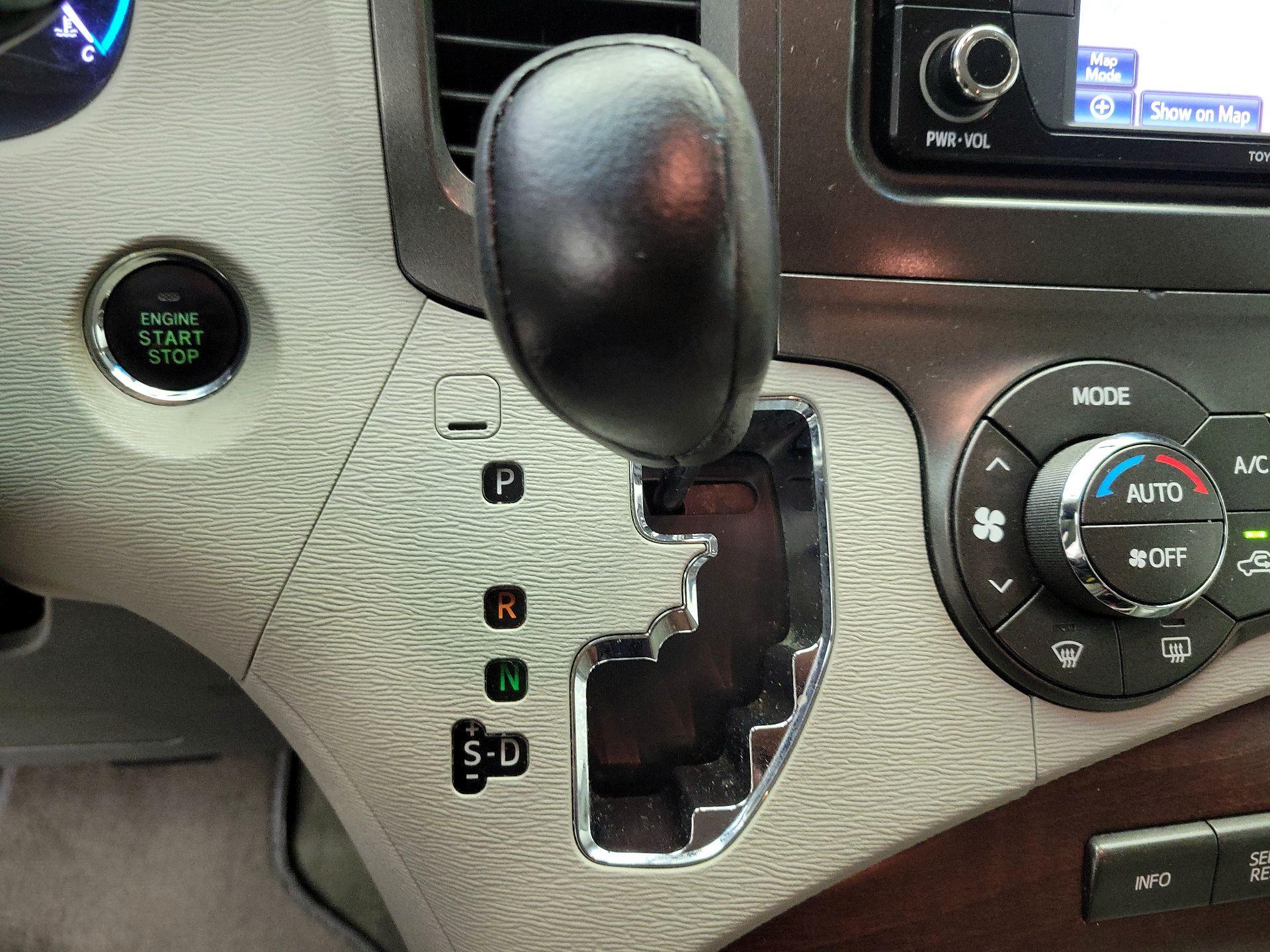 Thumbnail: 2014 Toyota Sienna - 17