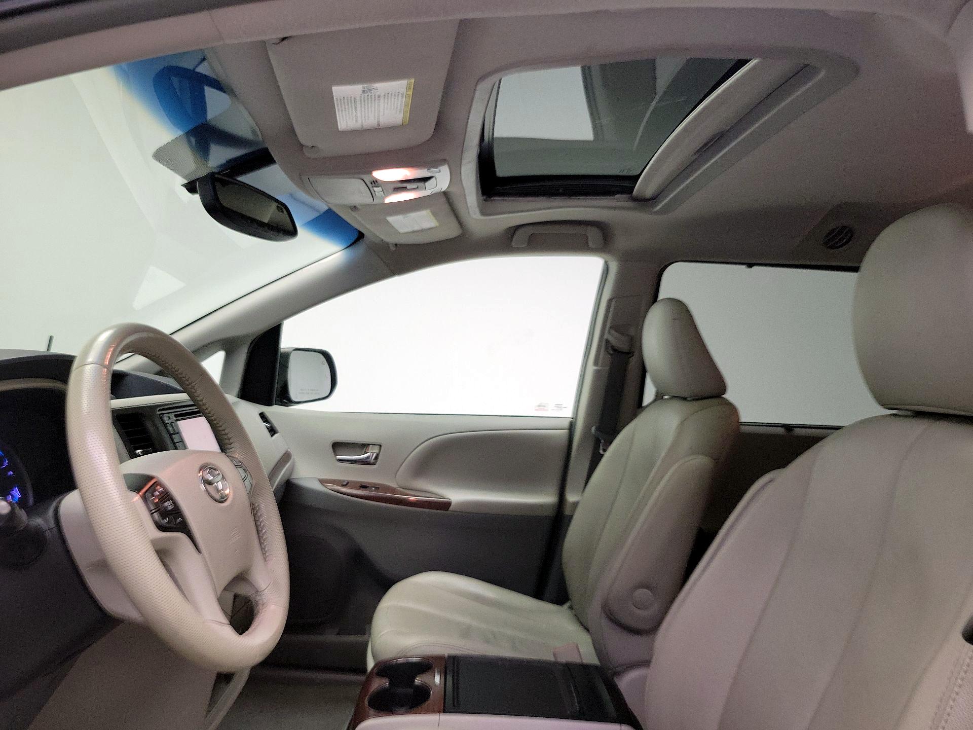 Thumbnail: 2014 Toyota Sienna - 18
