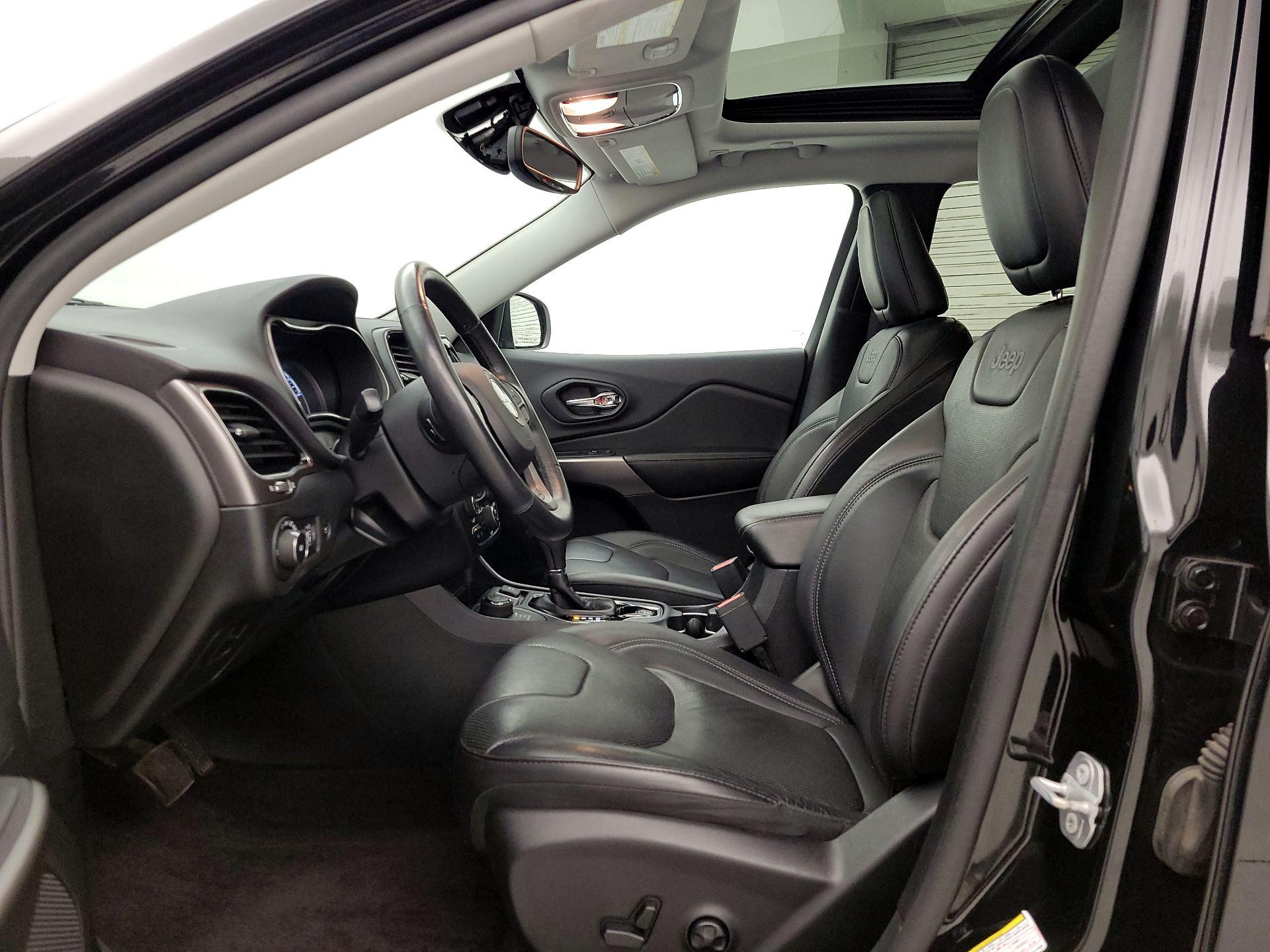 Thumbnail: 2019 Jeep Cherokee - 11