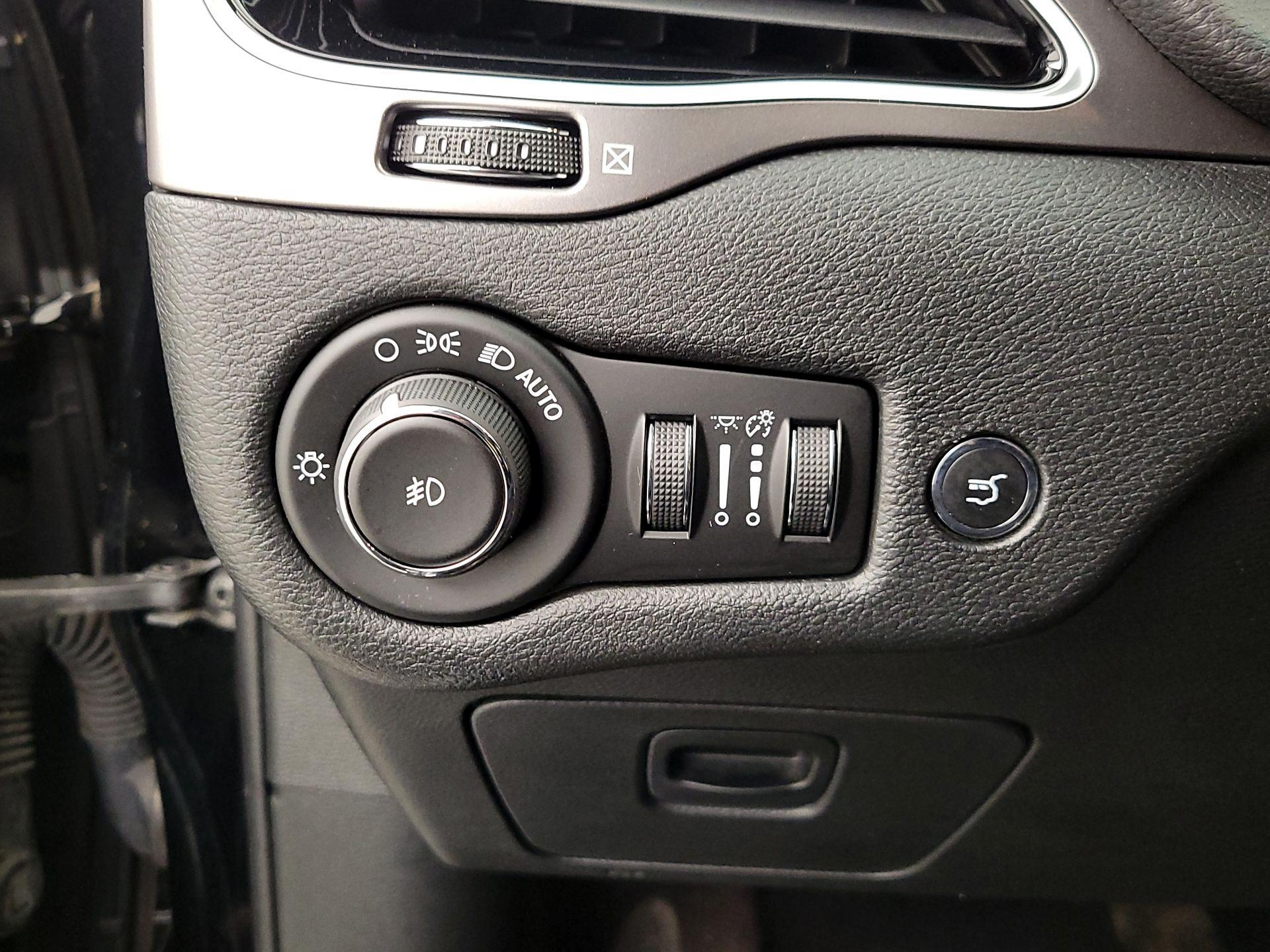 Thumbnail: 2019 Jeep Cherokee - 13