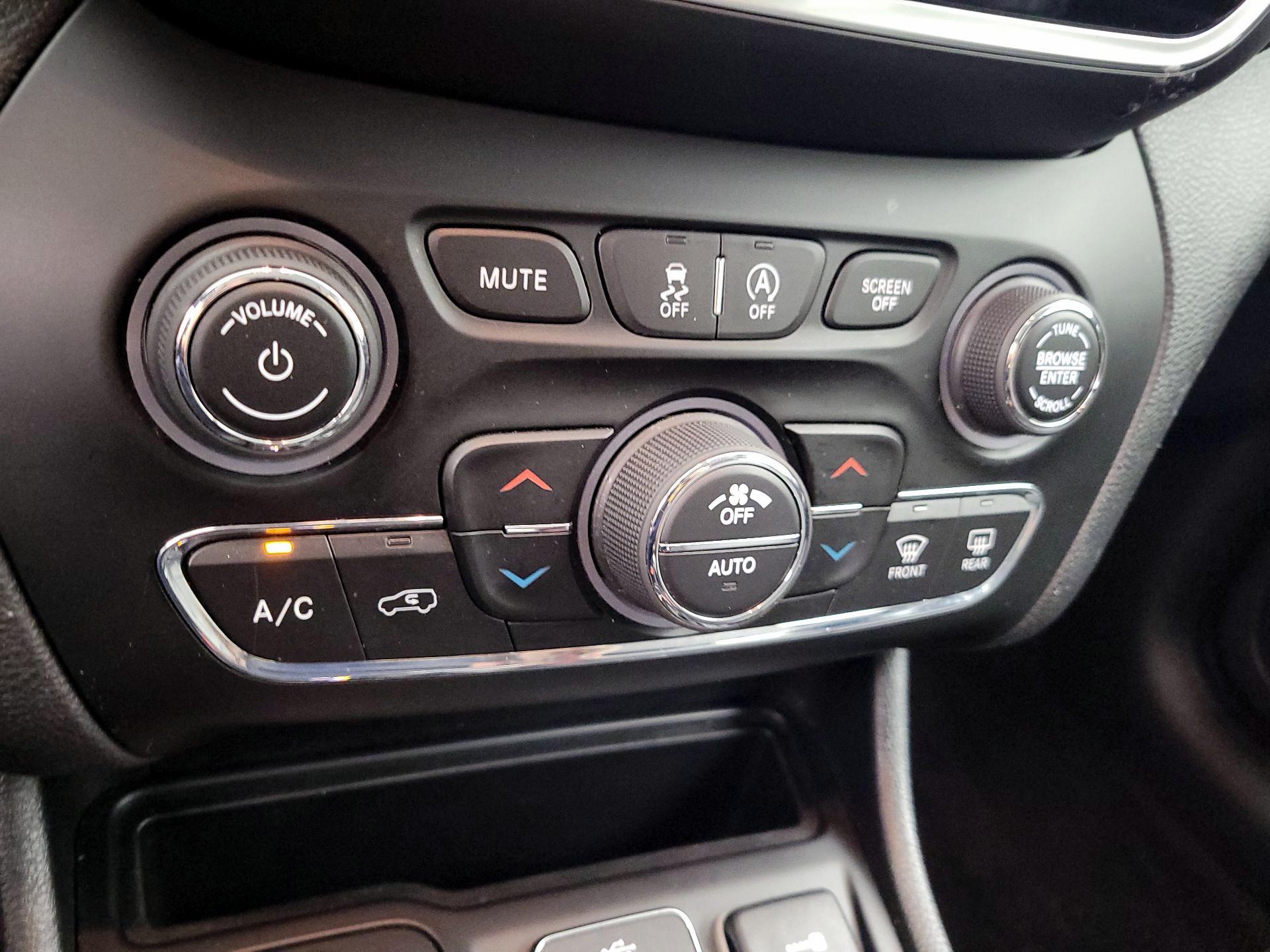 Thumbnail: 2019 Jeep Cherokee - 17