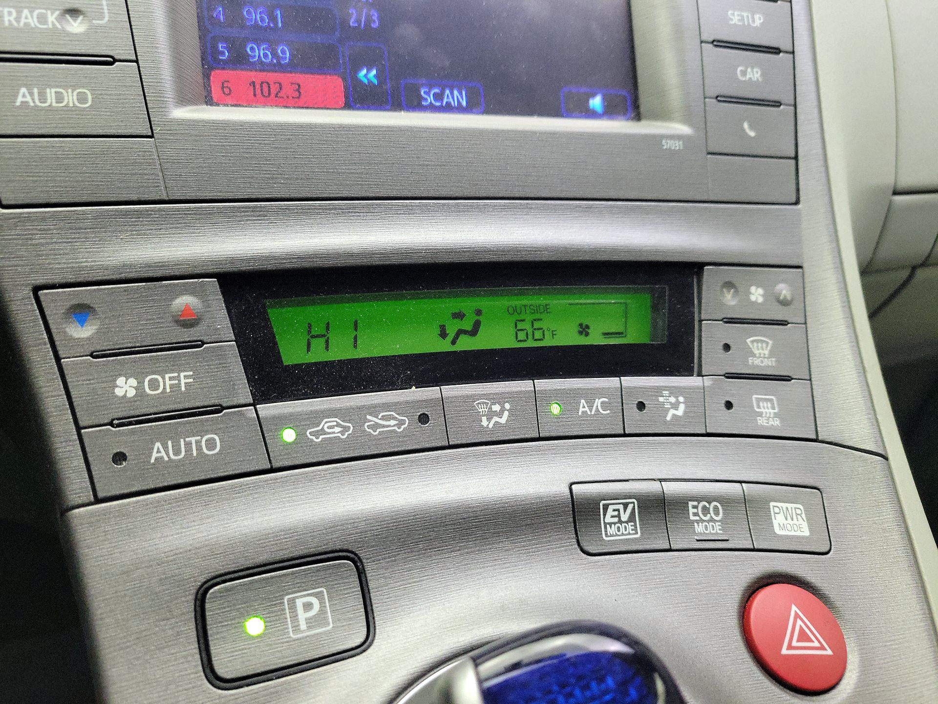 Thumbnail: 2014 Toyota Prius - 15