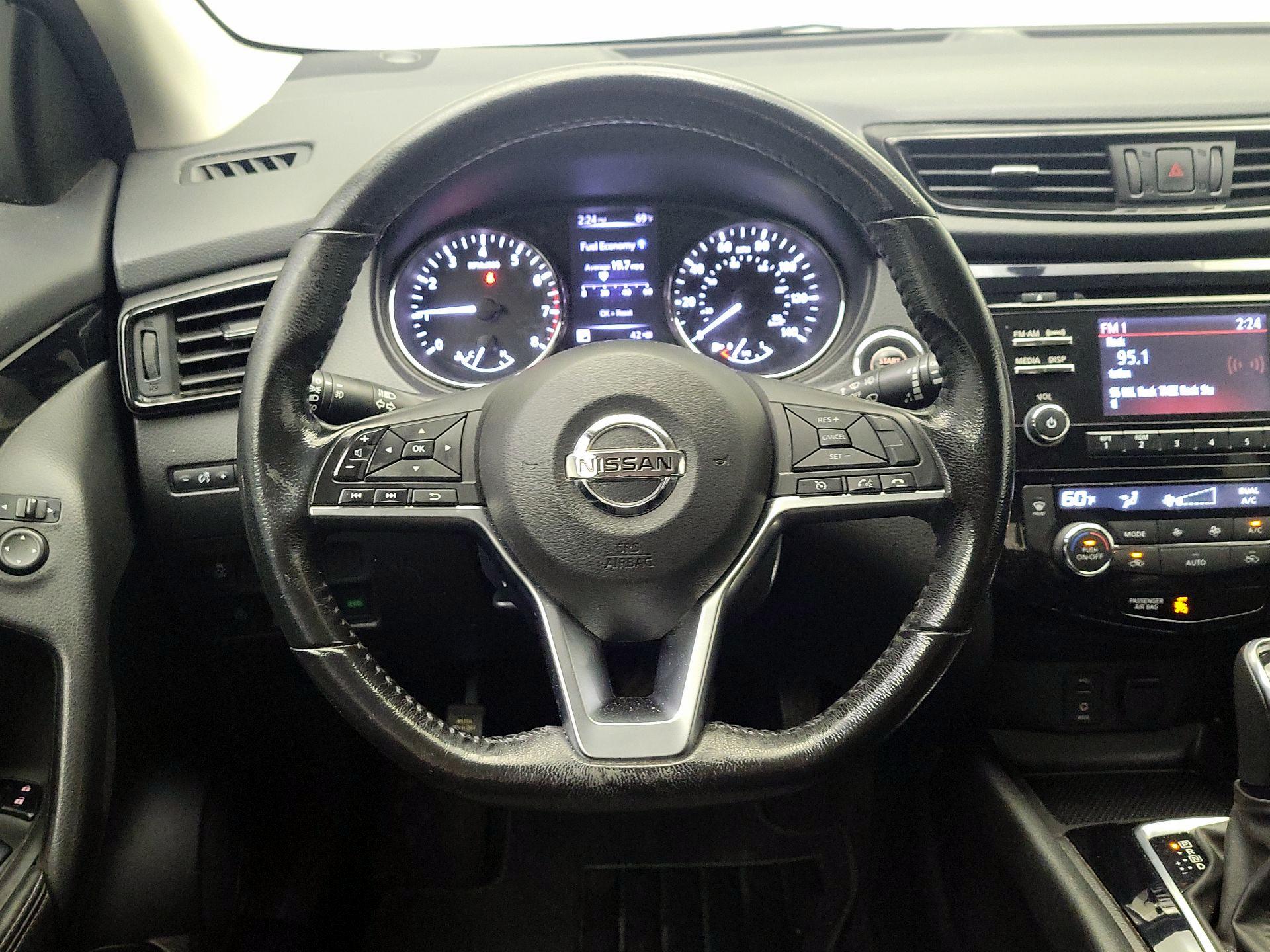 Thumbnail: 2017 Nissan Rogue Sport - 10