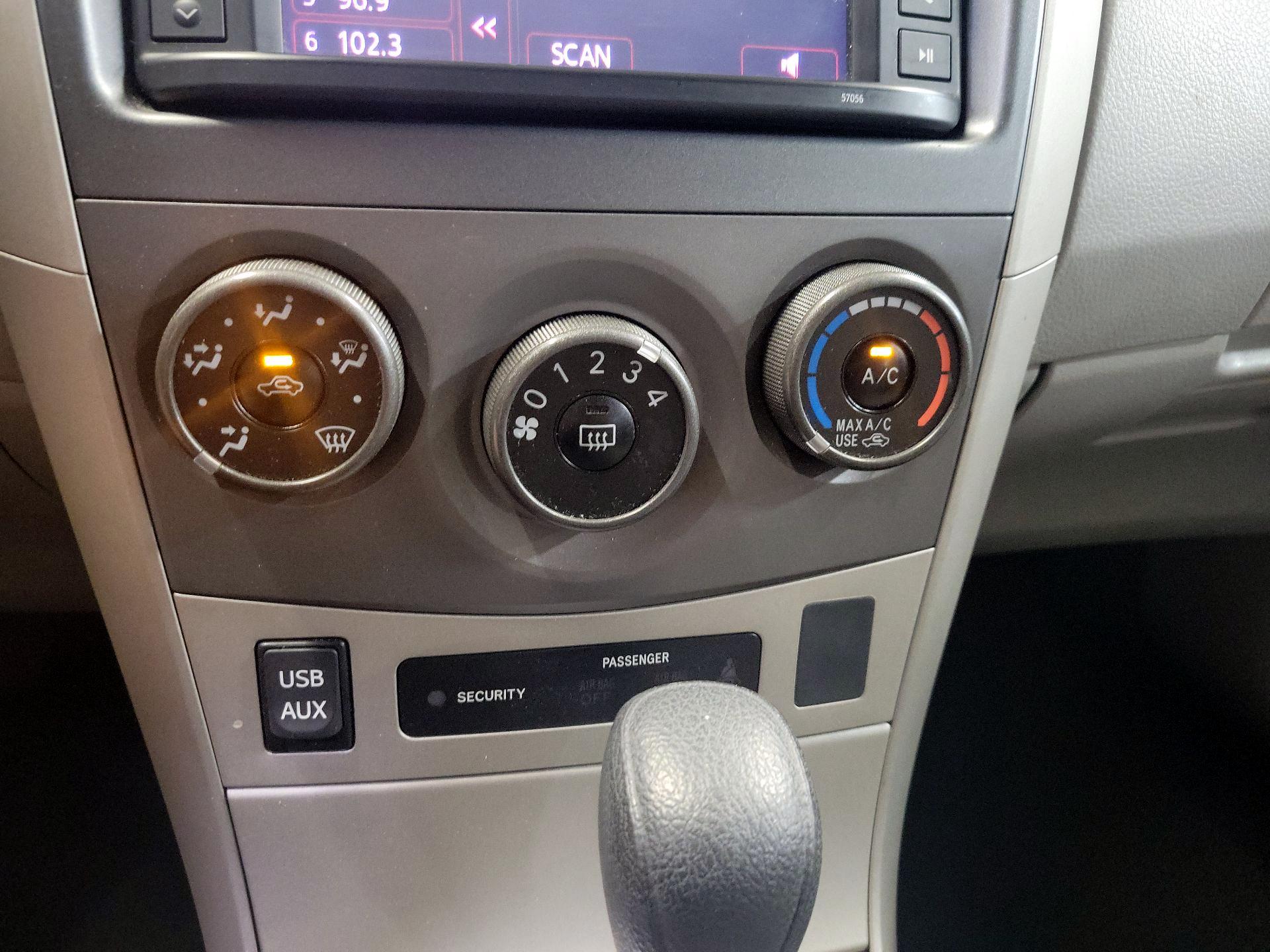 Thumbnail: 2013 Toyota Corolla - 16