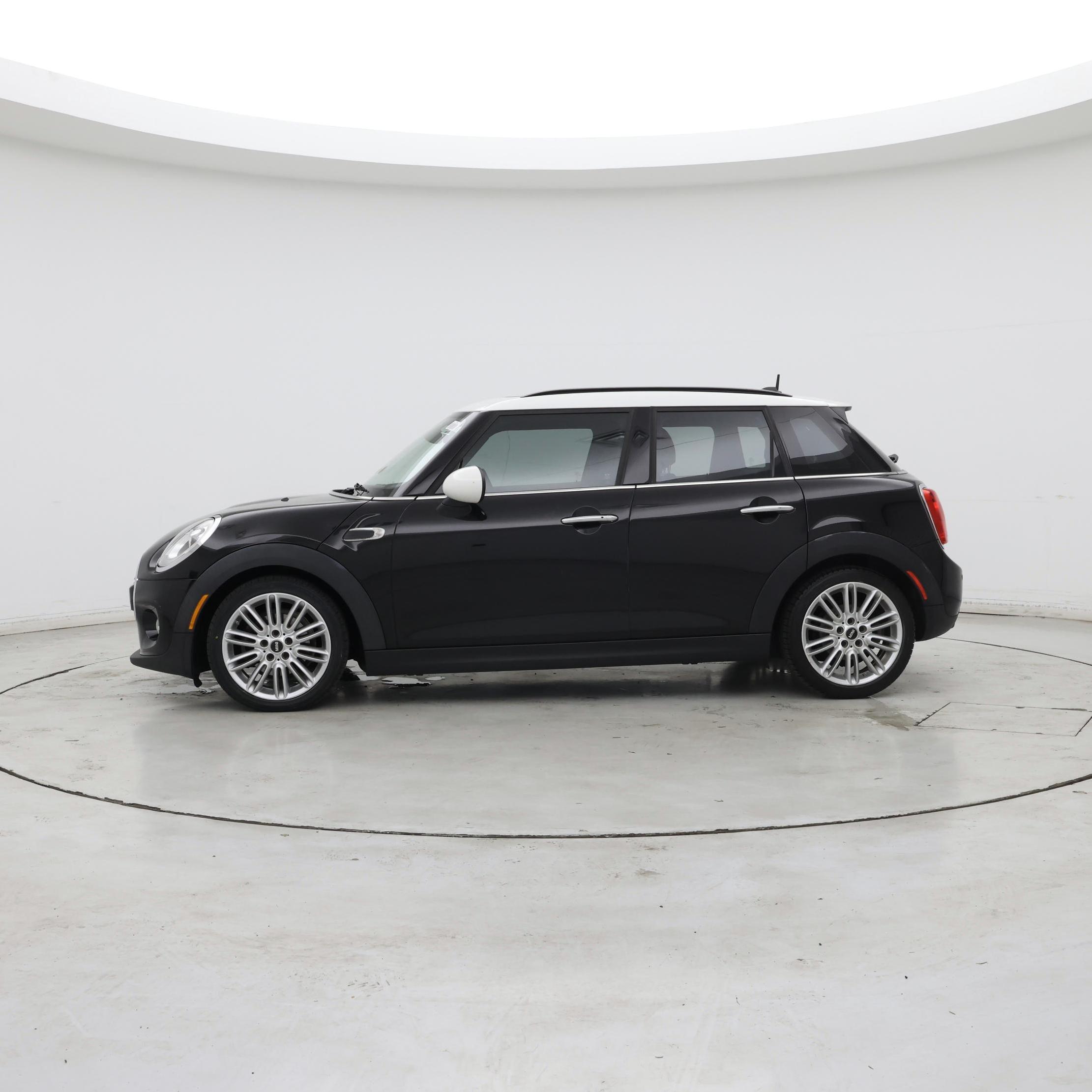 Thumbnail: 2017 MINI Cooper Hardtop - 3