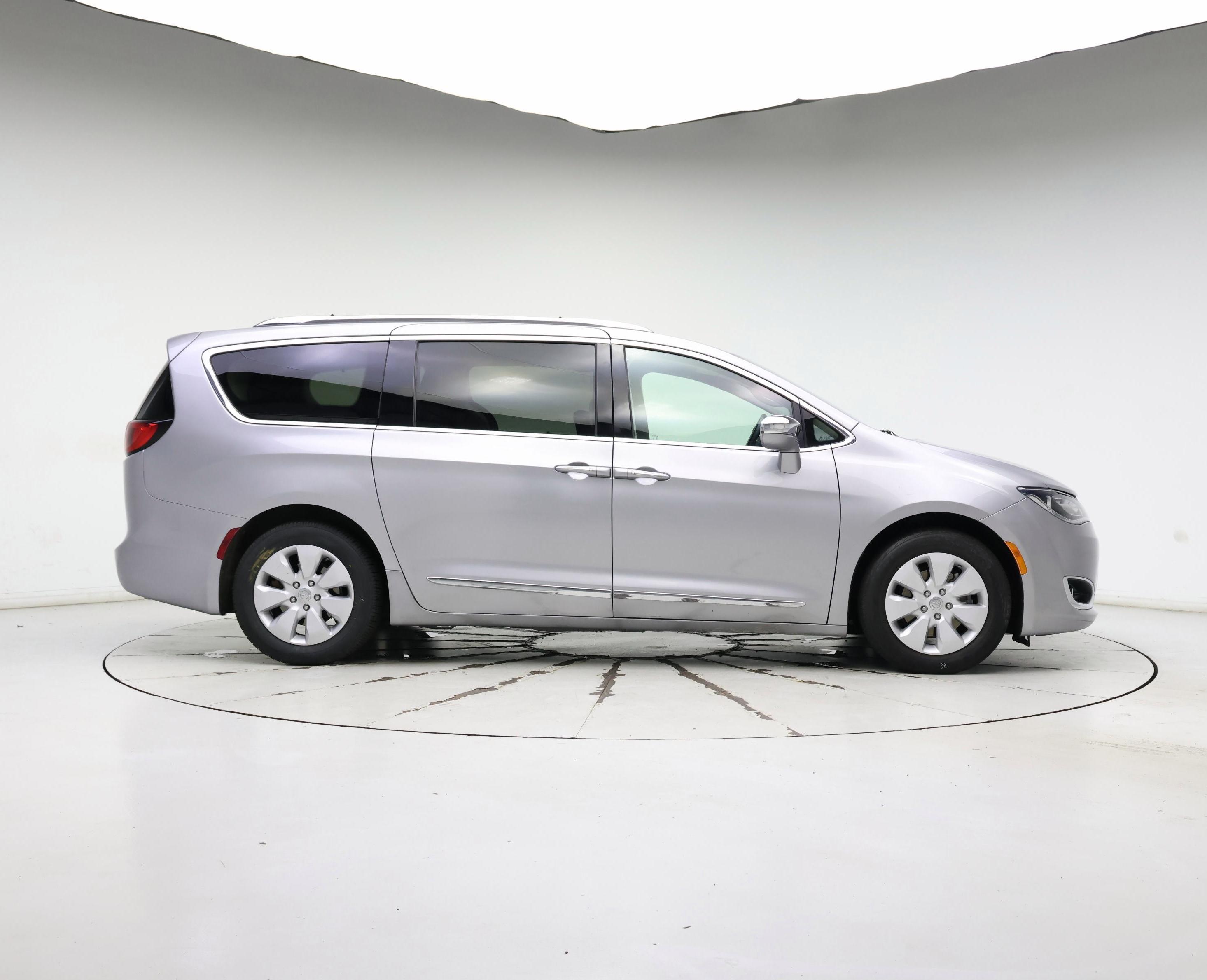 Thumbnail: 2018 Chrysler Pacifica - 7