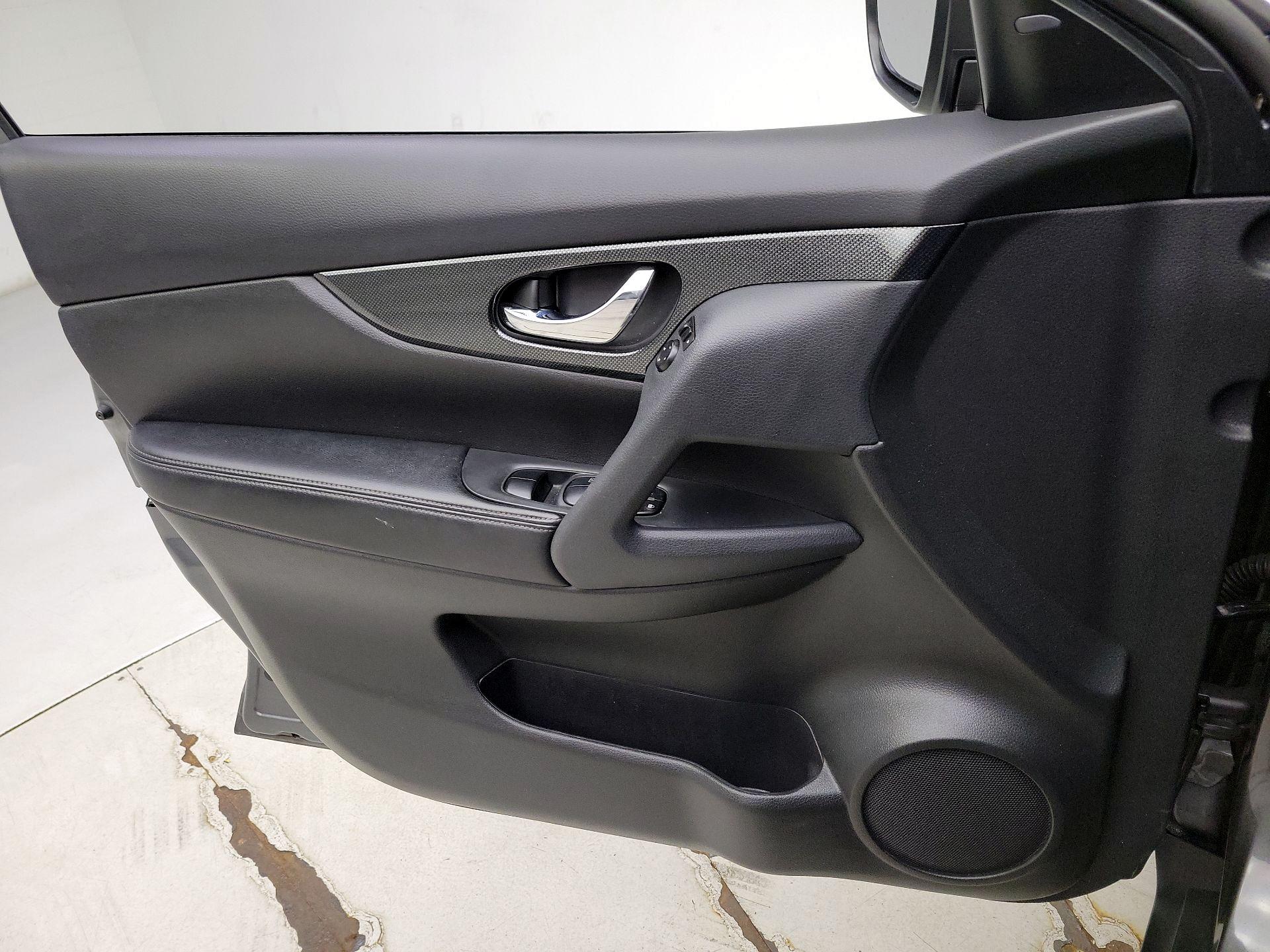 Thumbnail: 2016 Nissan Rogue - 12