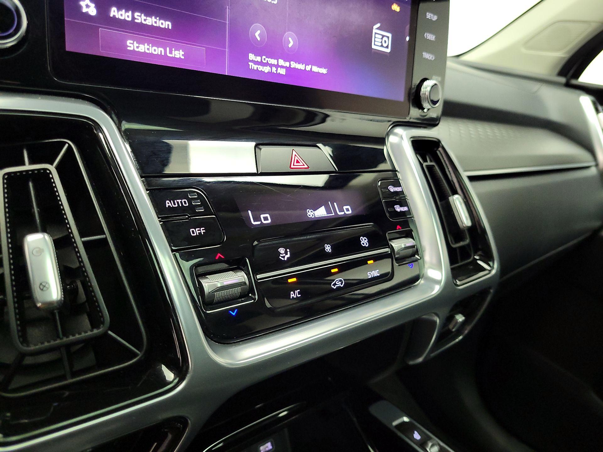 Thumbnail: 2023 Kia Sorento - 17