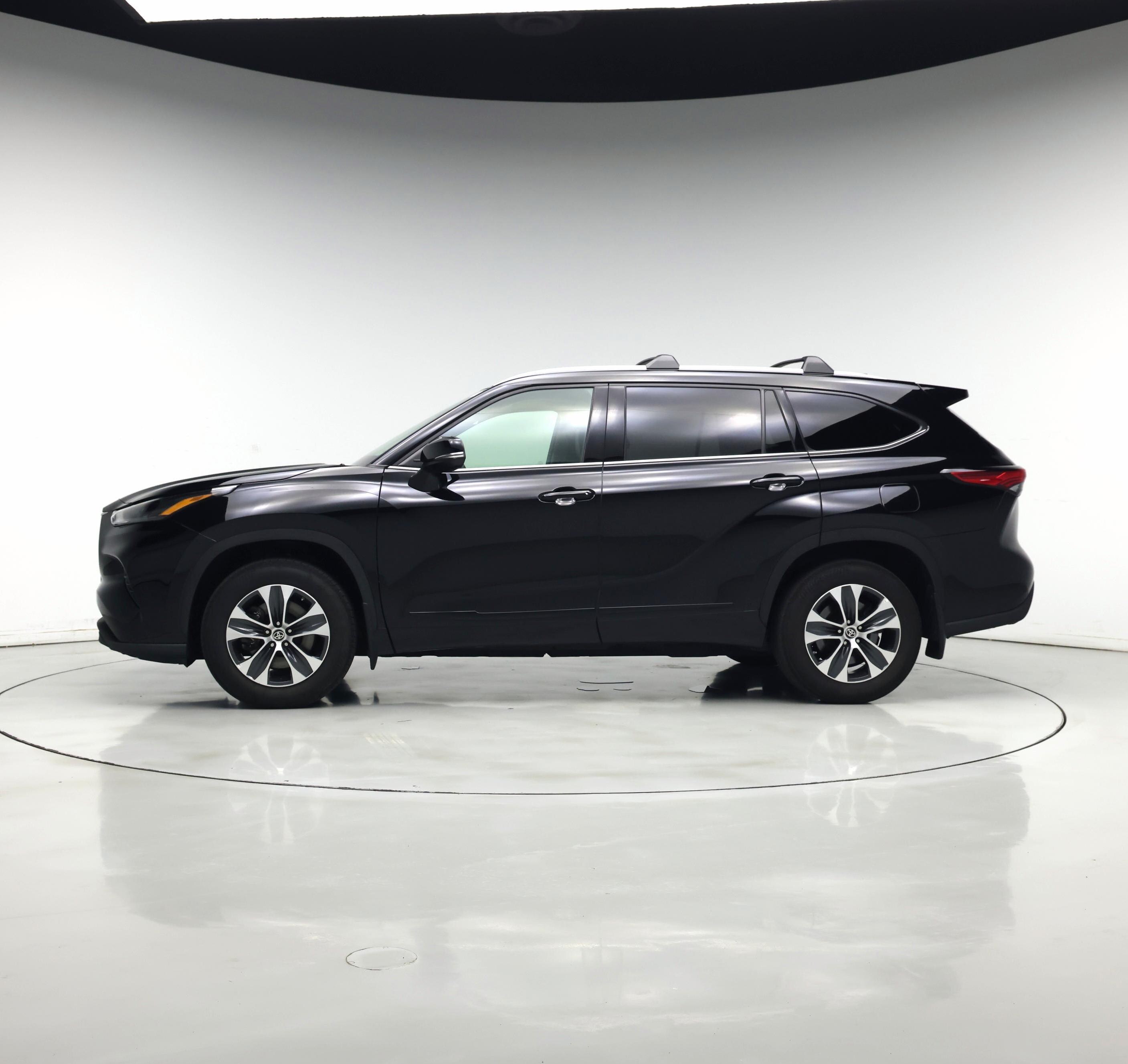 Thumbnail: 2022 Toyota Highlander - 3