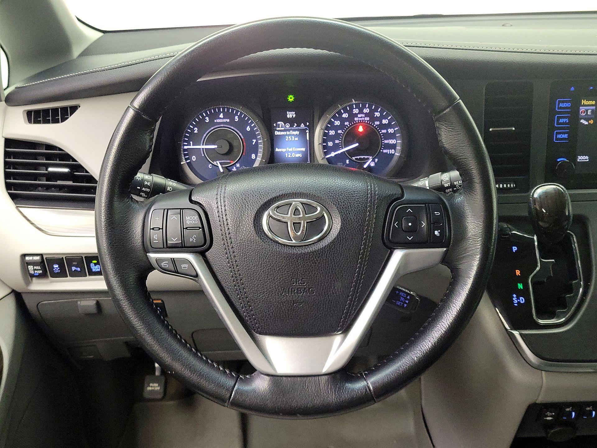 Thumbnail: 2016 Toyota Sienna - 10