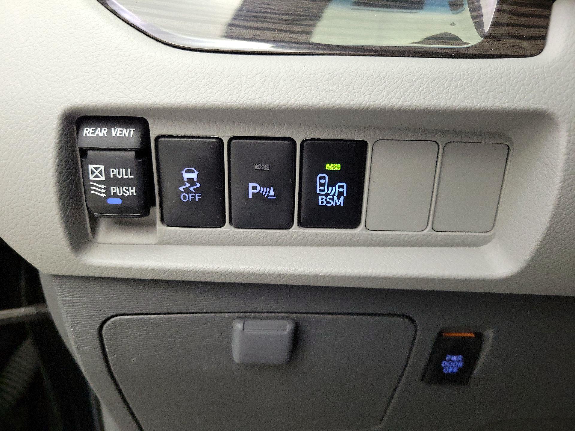 Thumbnail: 2016 Toyota Sienna - 13