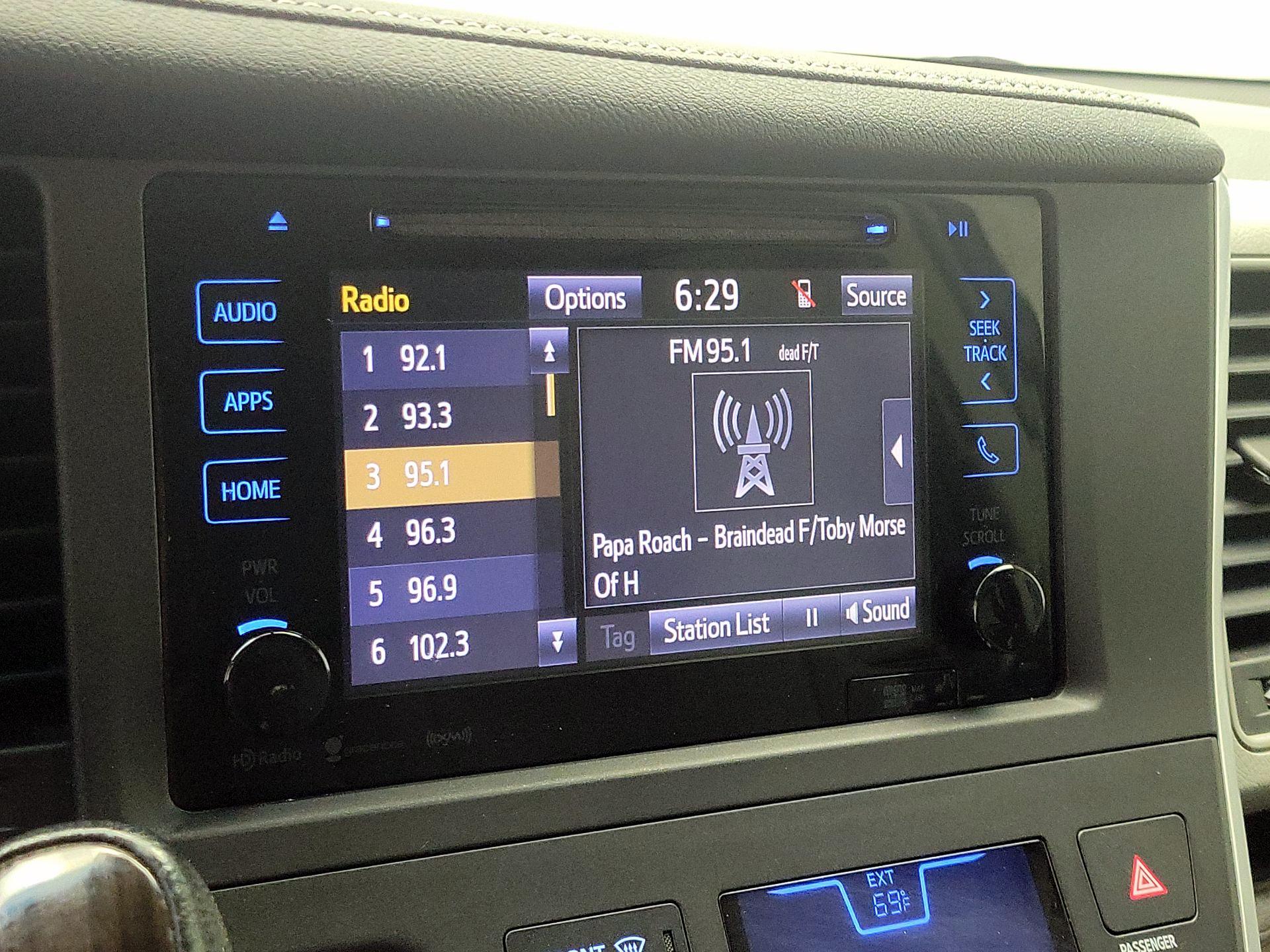 Thumbnail: 2016 Toyota Sienna - 16