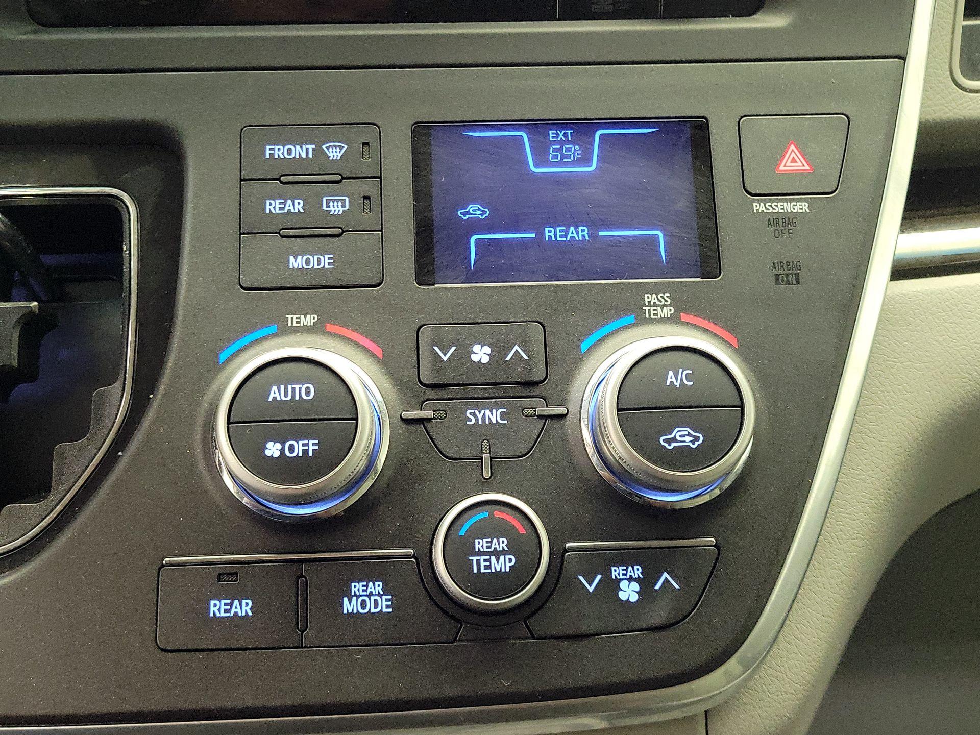 Thumbnail: 2016 Toyota Sienna - 17