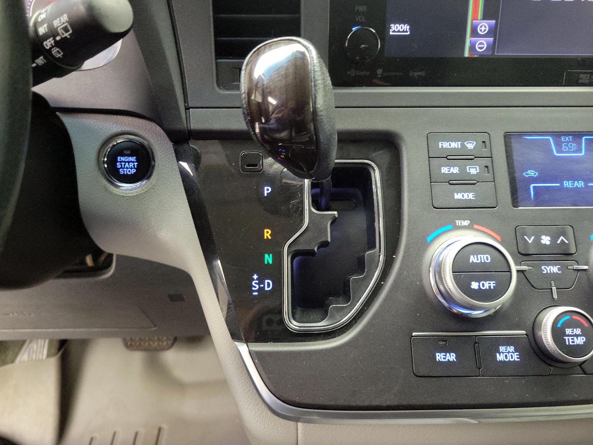 Thumbnail: 2016 Toyota Sienna - 18