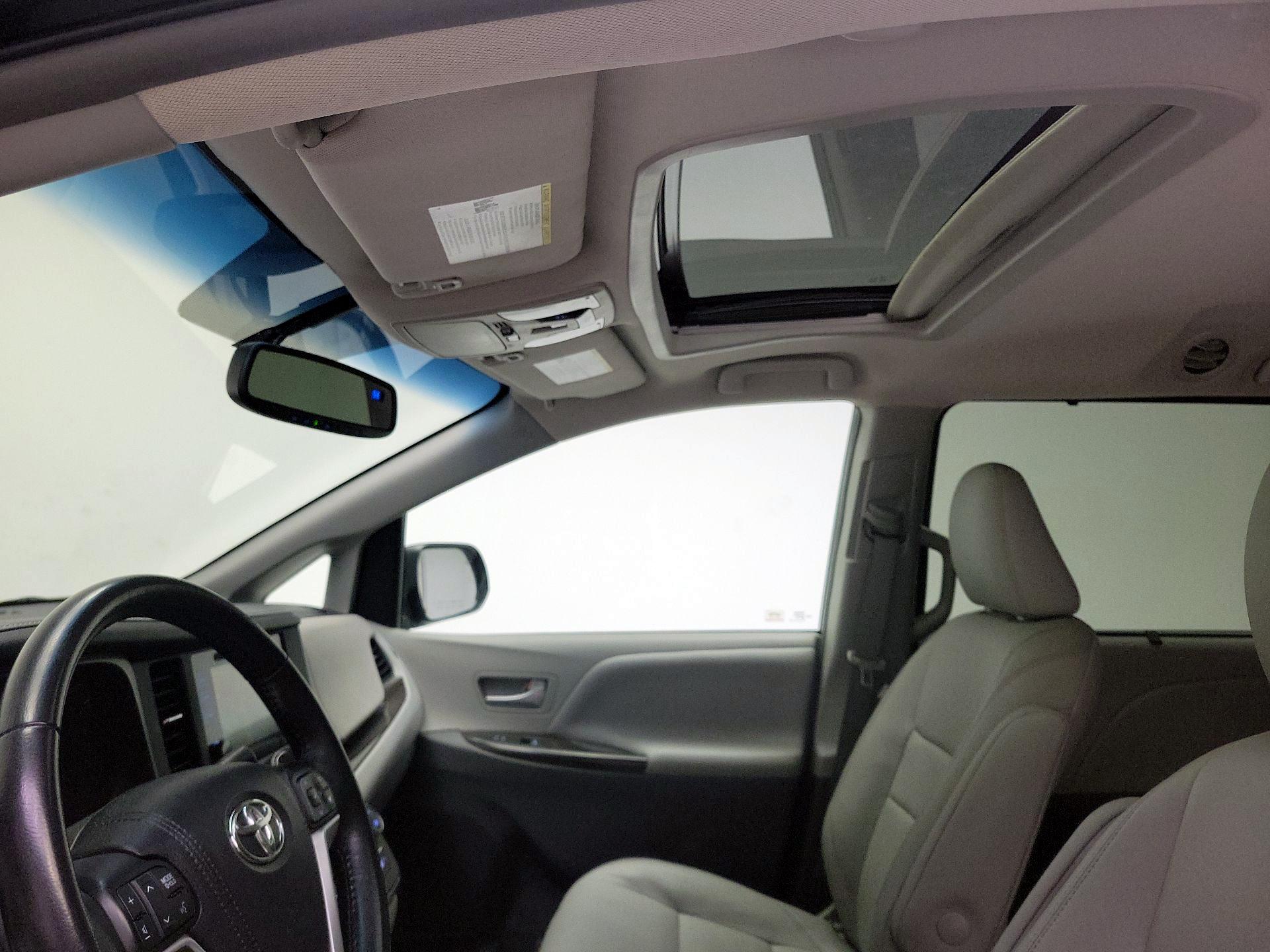 Thumbnail: 2016 Toyota Sienna - 20