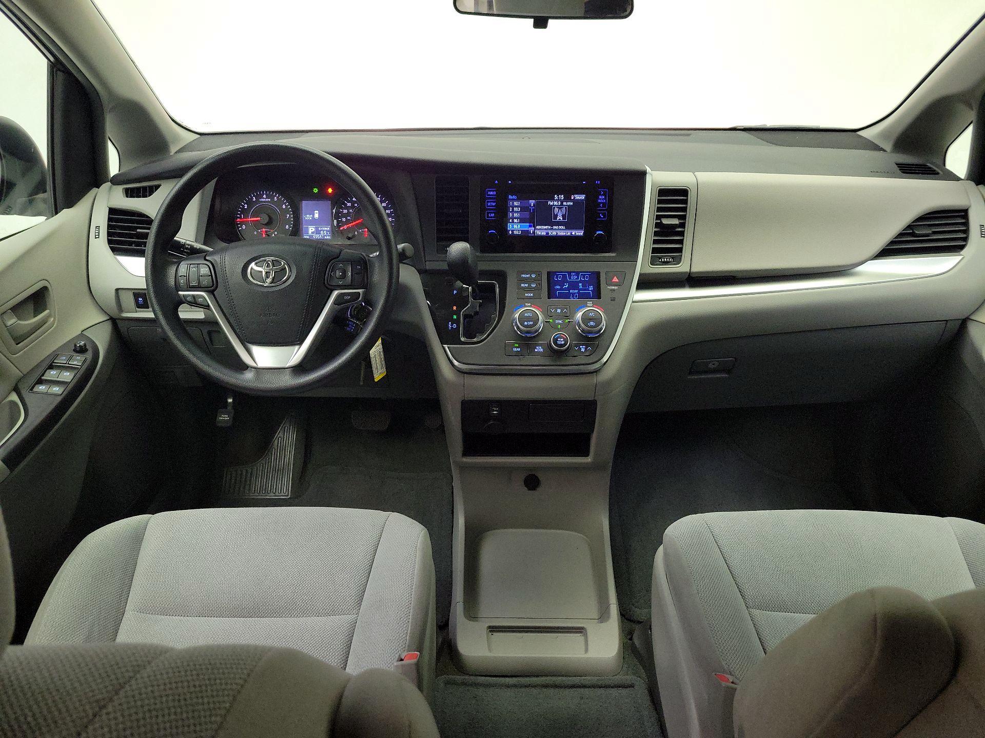 Thumbnail: 2016 Toyota Sienna - 9