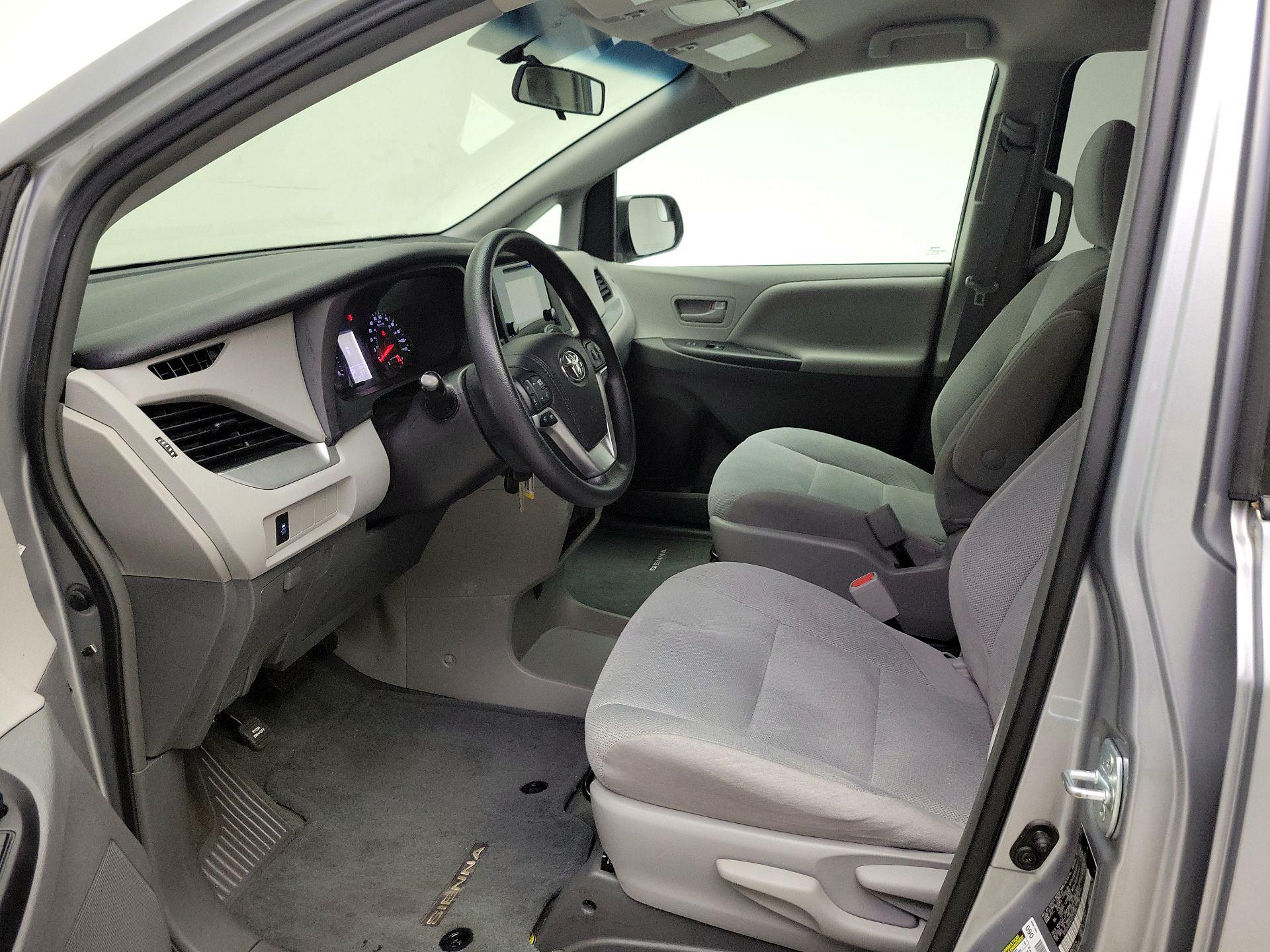 Thumbnail: 2016 Toyota Sienna - 11